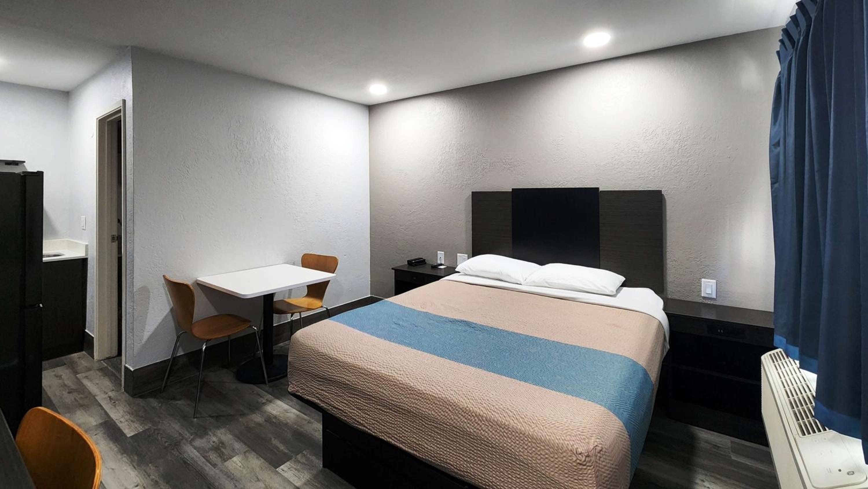 1 Queen Bed | Mobil Access Tub Ste Smk Ktchn
