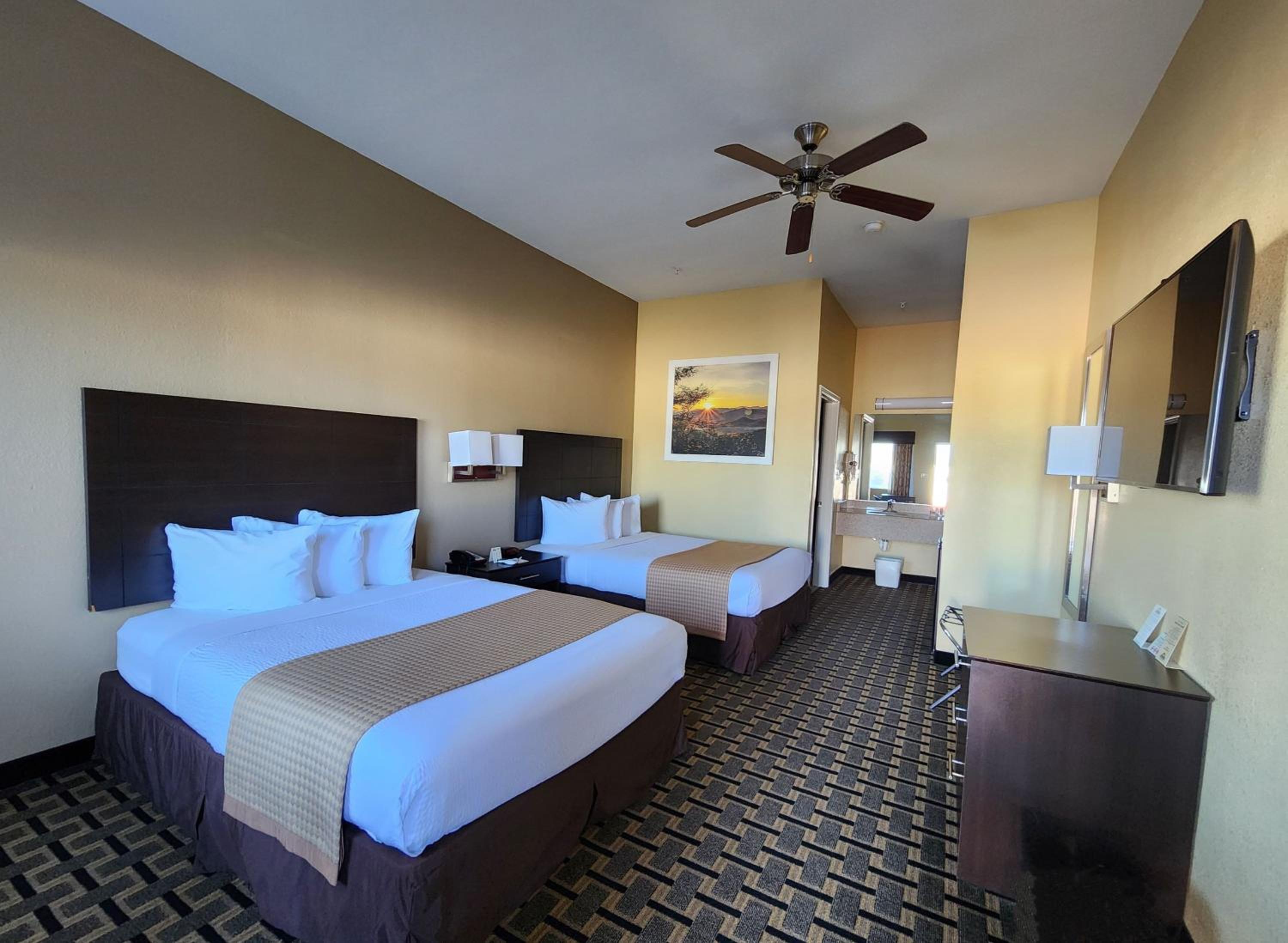 Queen Room with Two Queen Beds - Non-Smoking - Photo 7