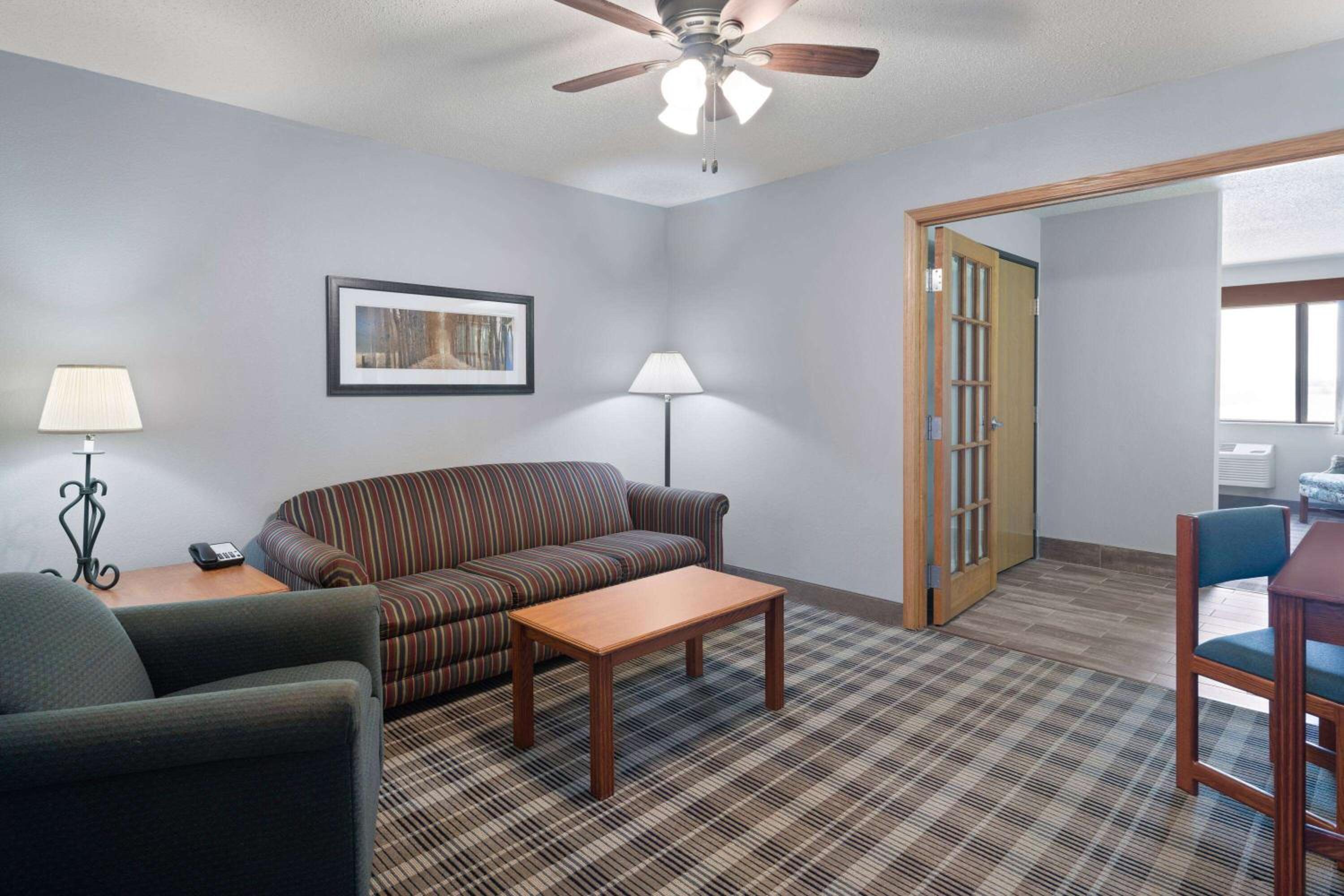 Deluxe King Suite - Non-Smoking photo 1