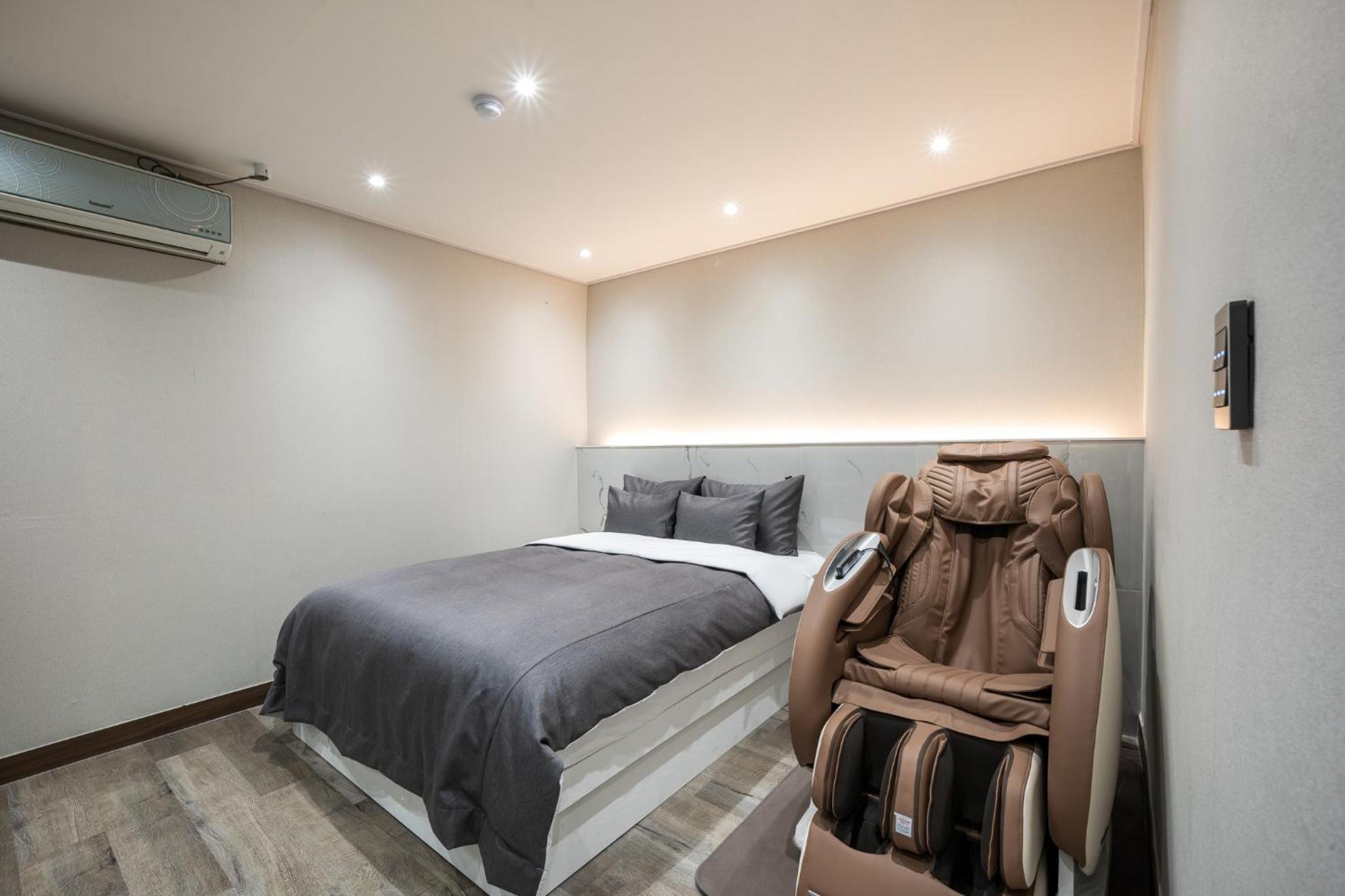 Suite - Photo 1