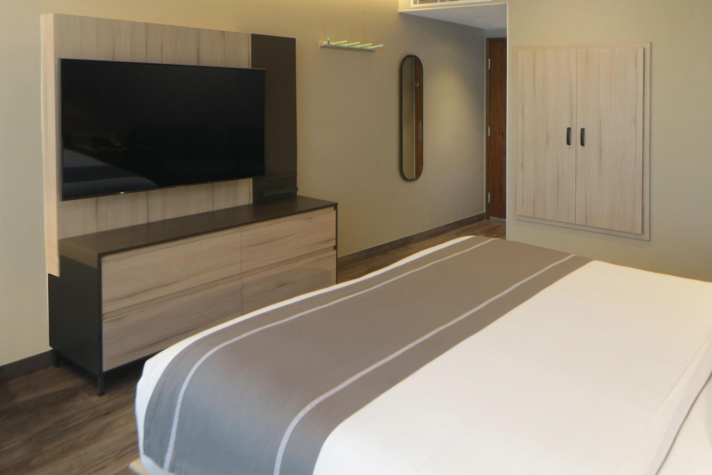 King Room with Balcony - Photo 6