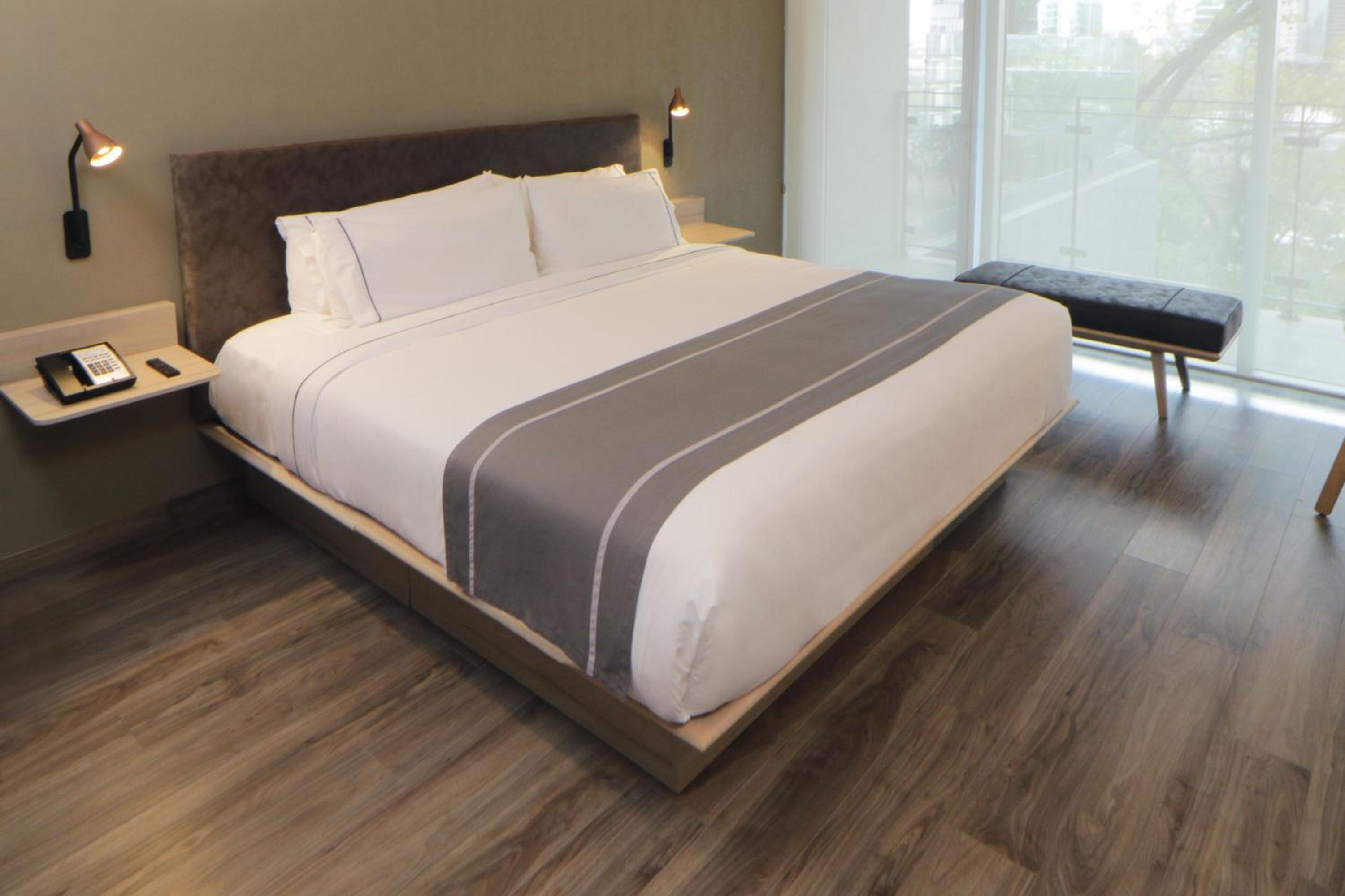 King Room with Balcony - Photo 7