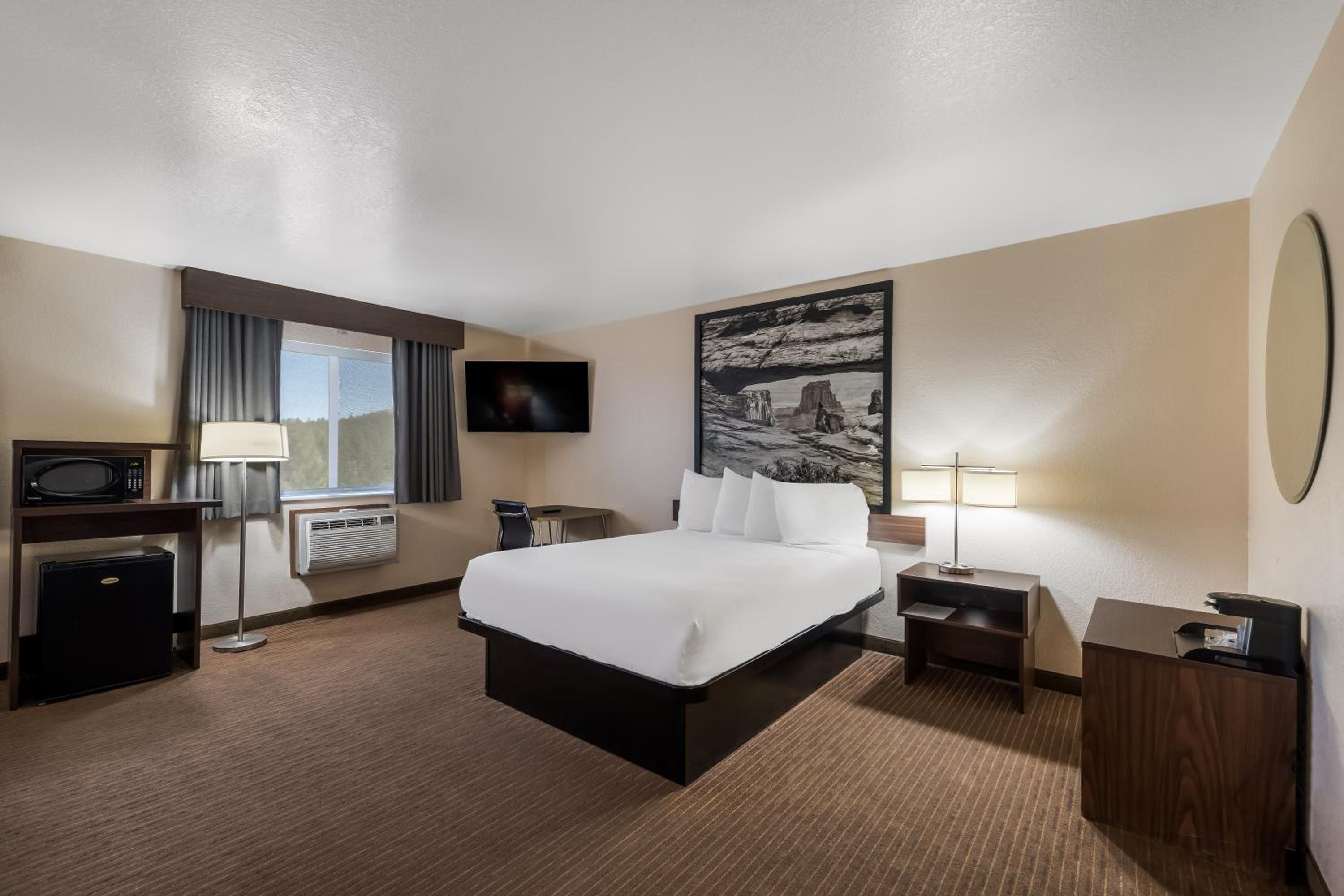 Queen Suite with Three Queen Beds - Non-Smoking - Photo 3