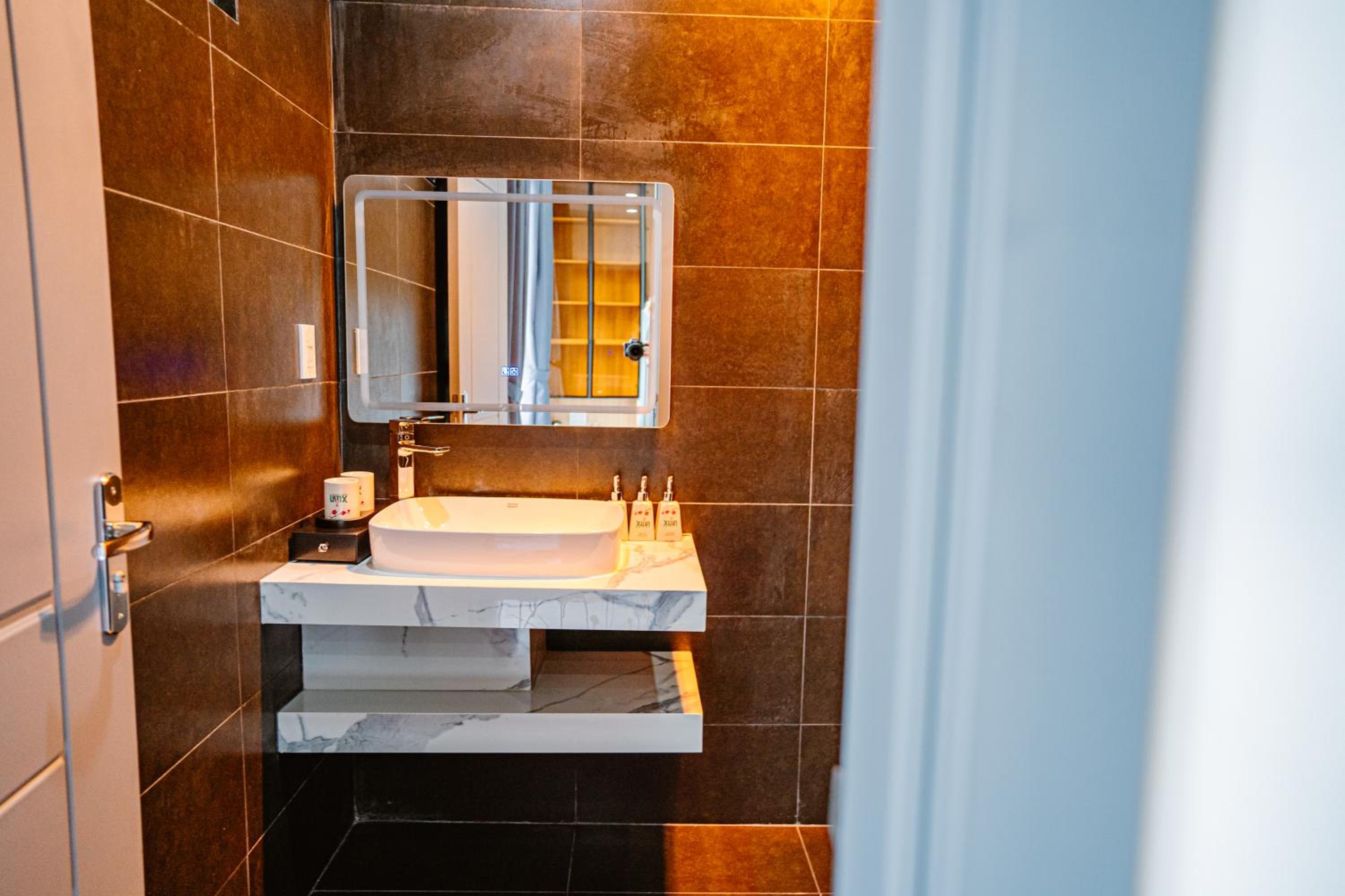 Standard Queen Room - Photo 9
