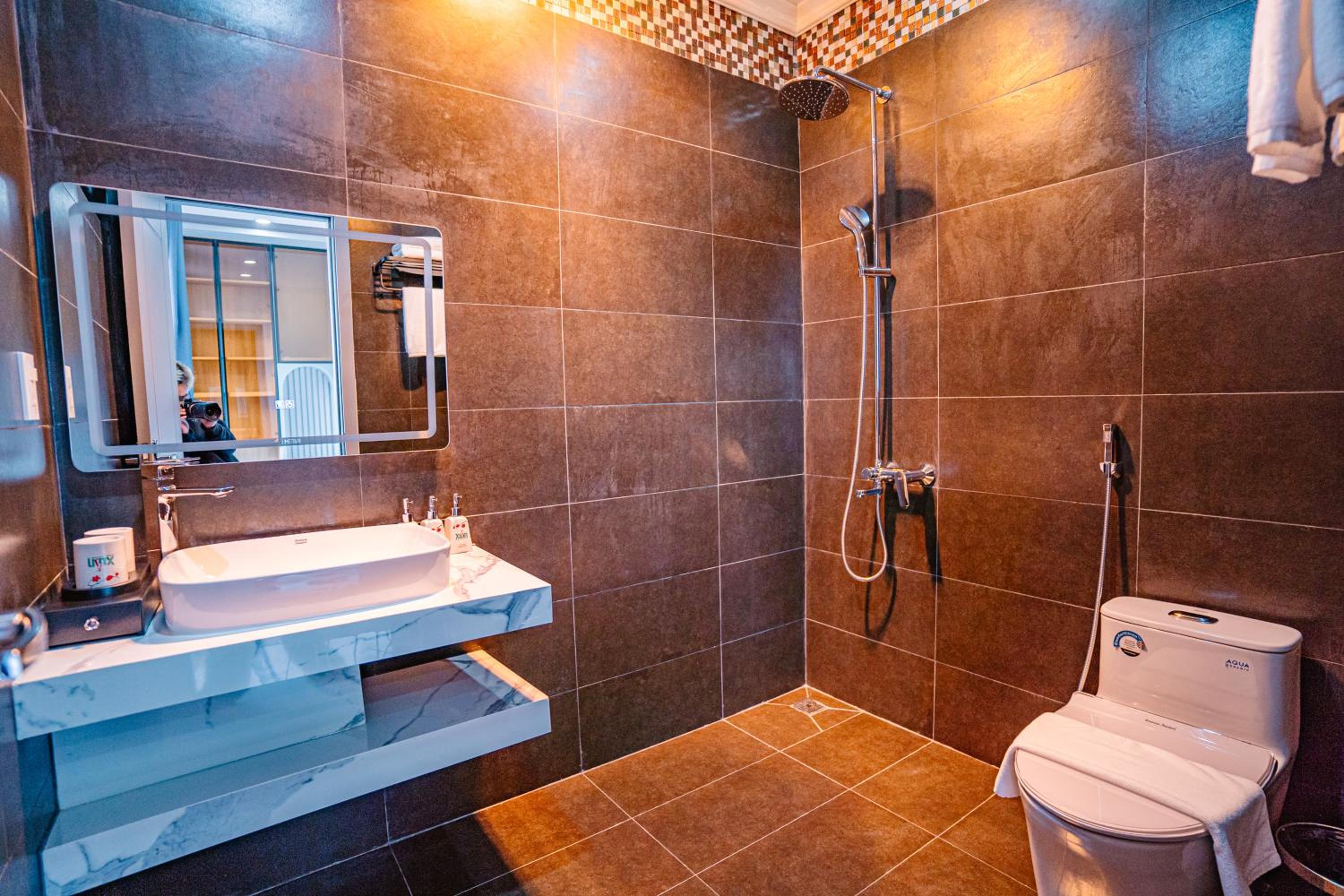 Standard Queen Room - Photo 8
