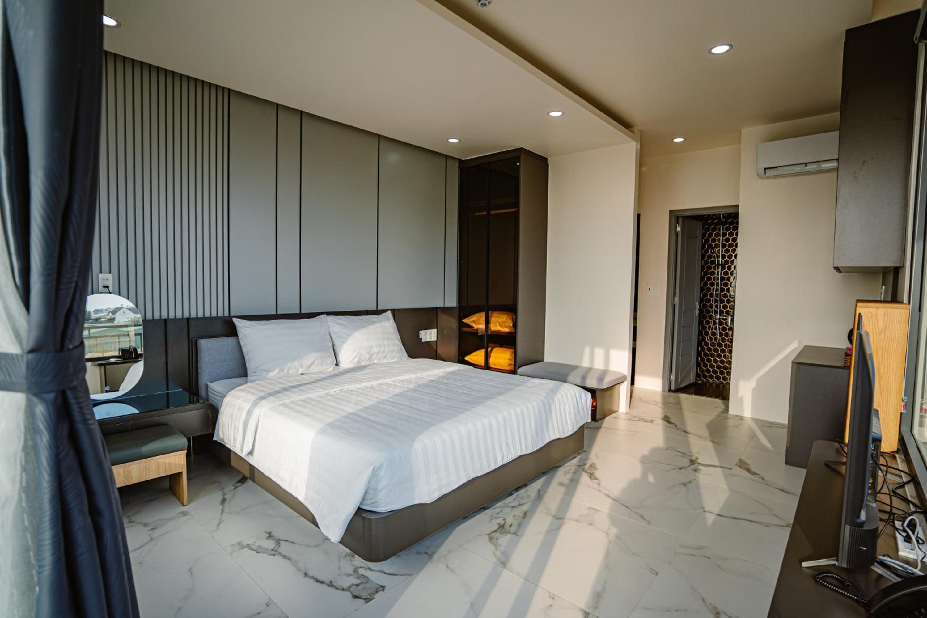 Suite - Photo 1