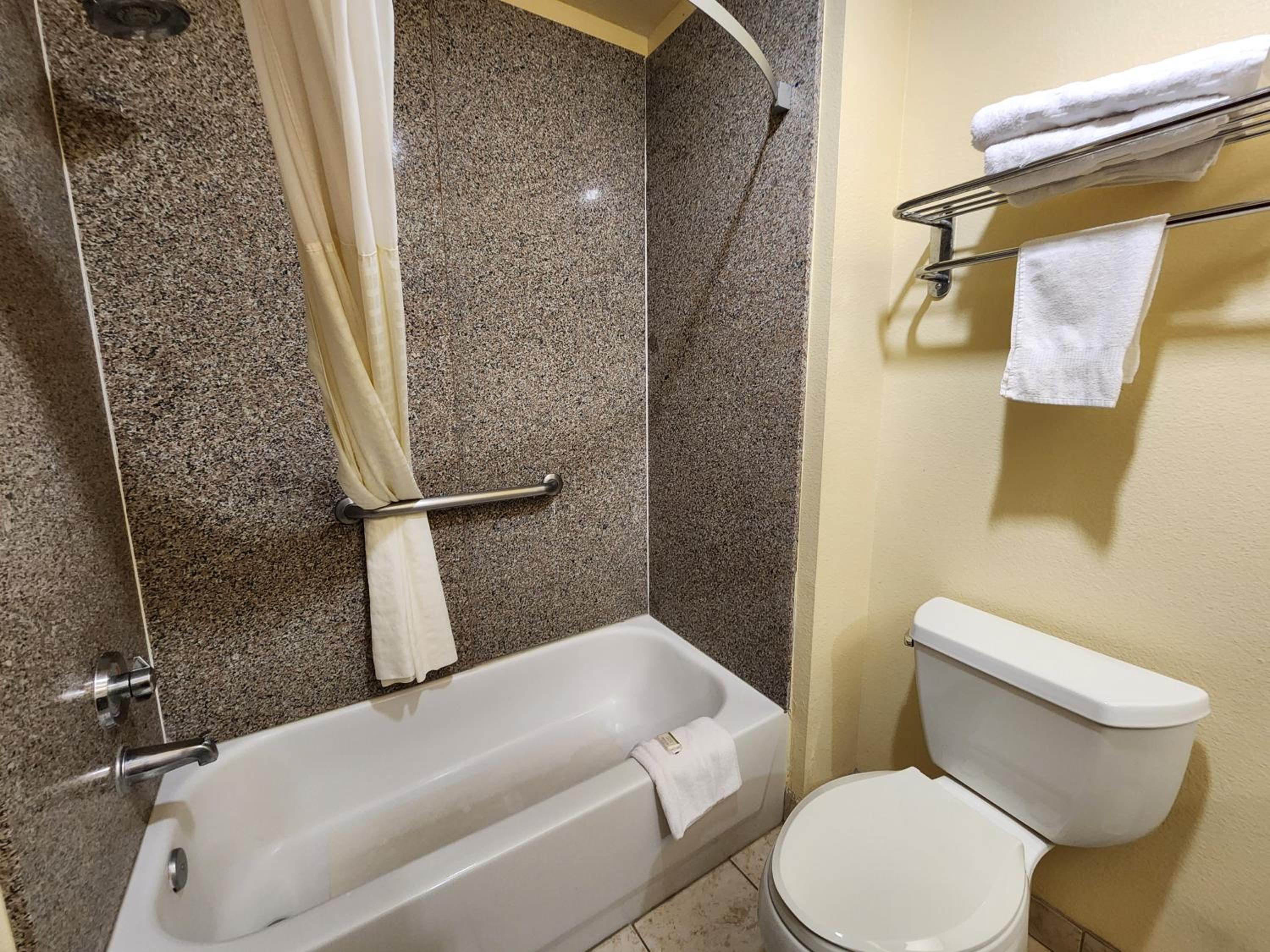 Deluxe King Room - Non-Smoking - Photo 9