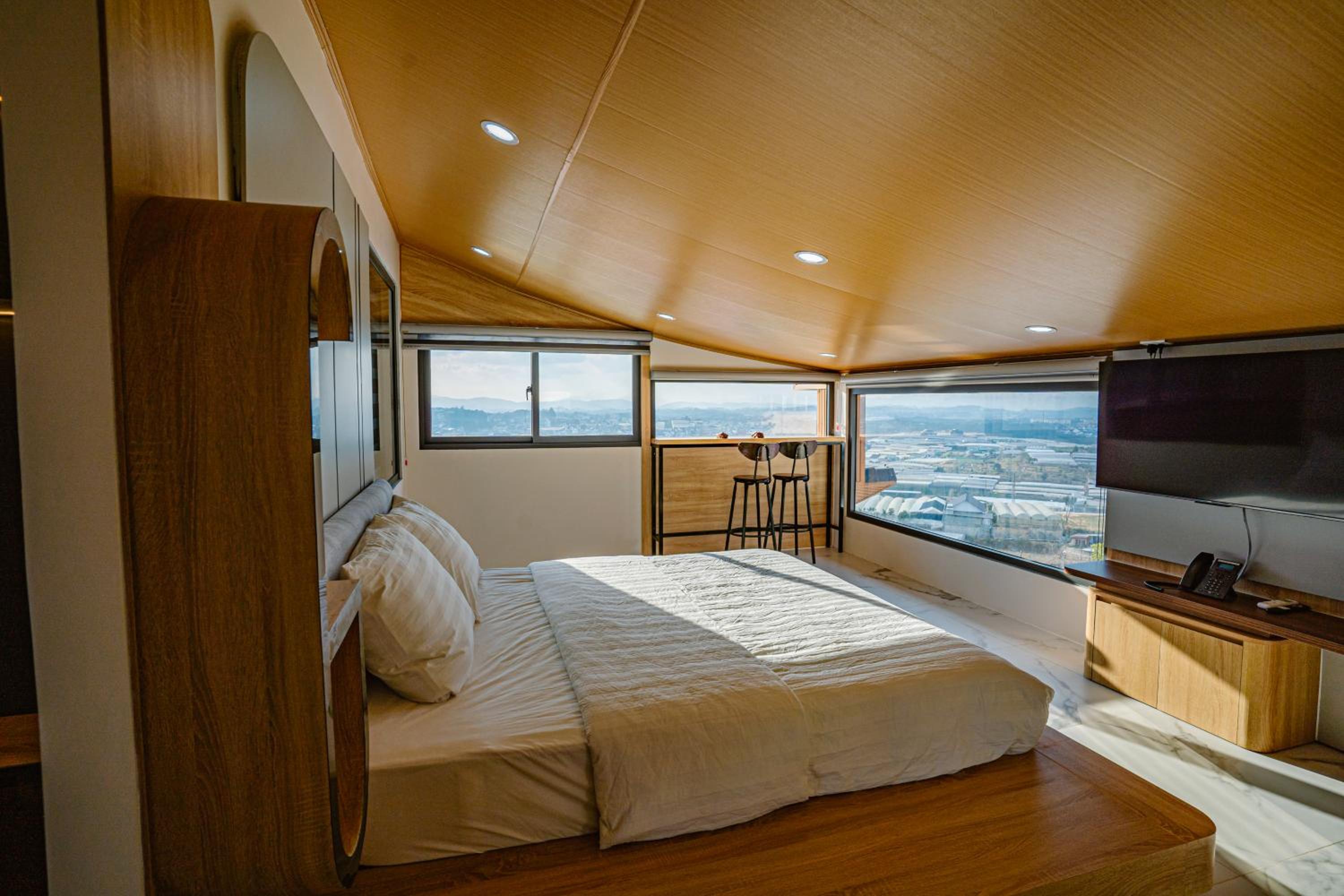 Superior King Suite