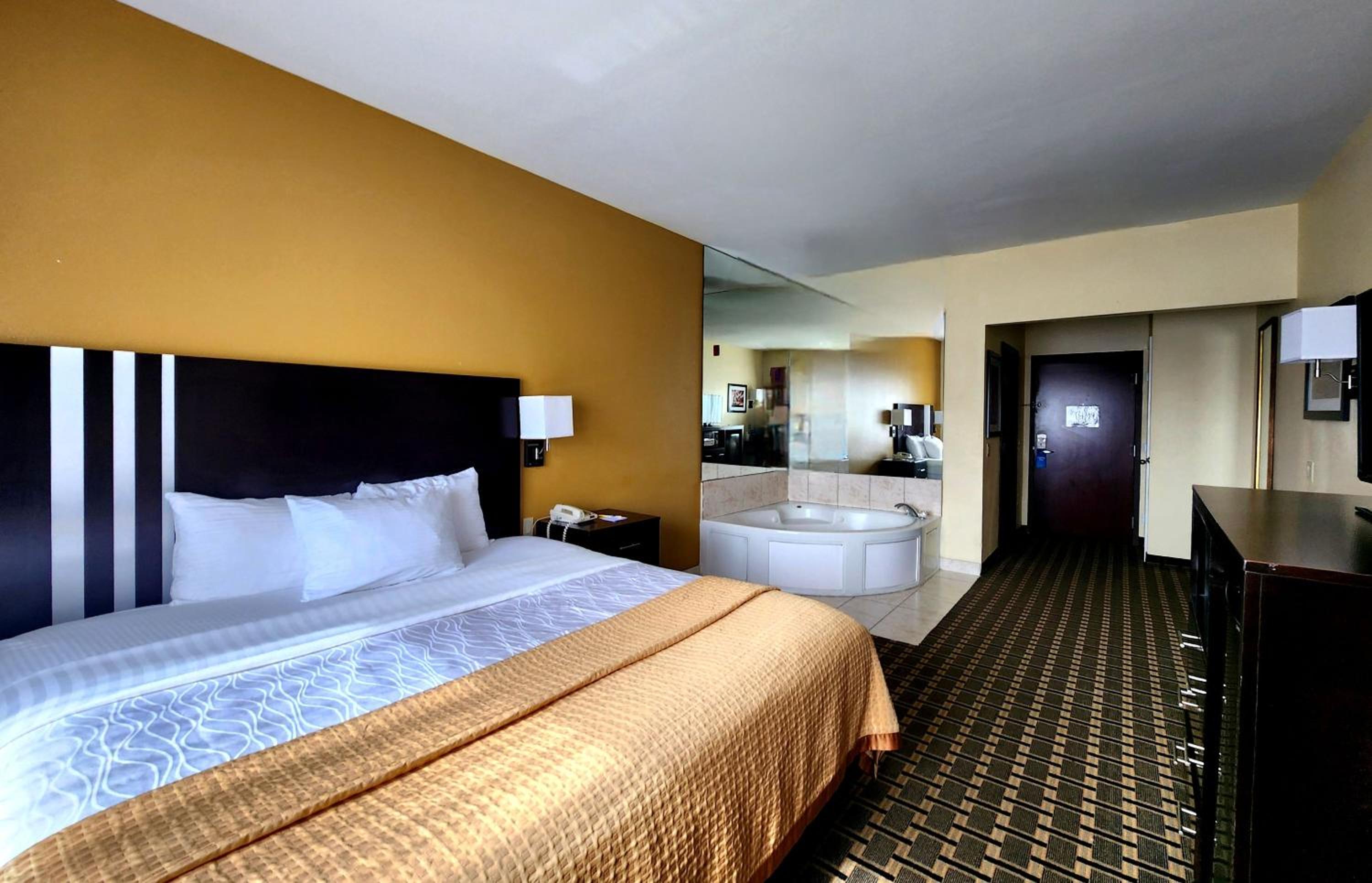 Deluxe King Room - Non-Smoking - Photo 6