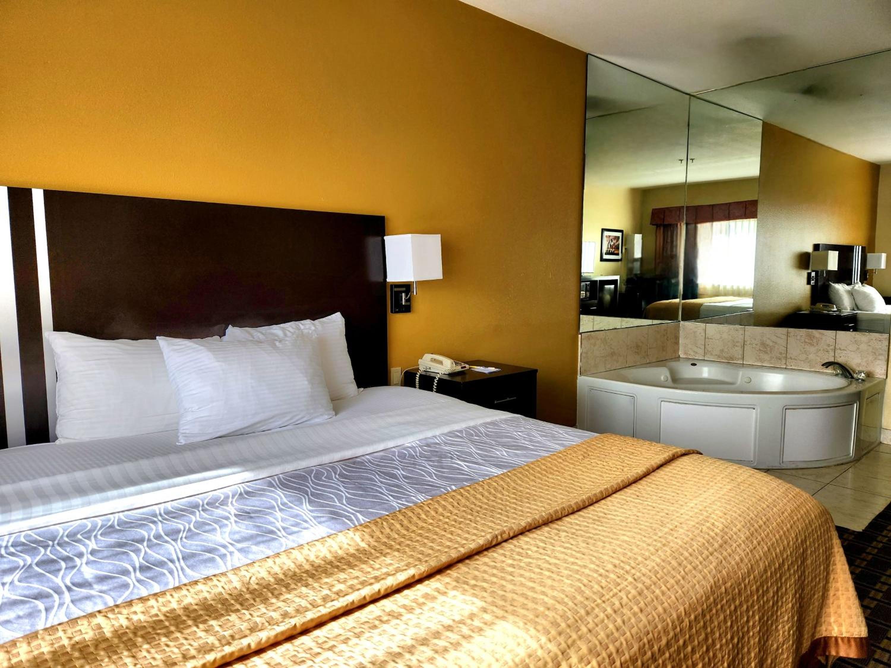 Deluxe King Room - Non-Smoking - Photo 2
