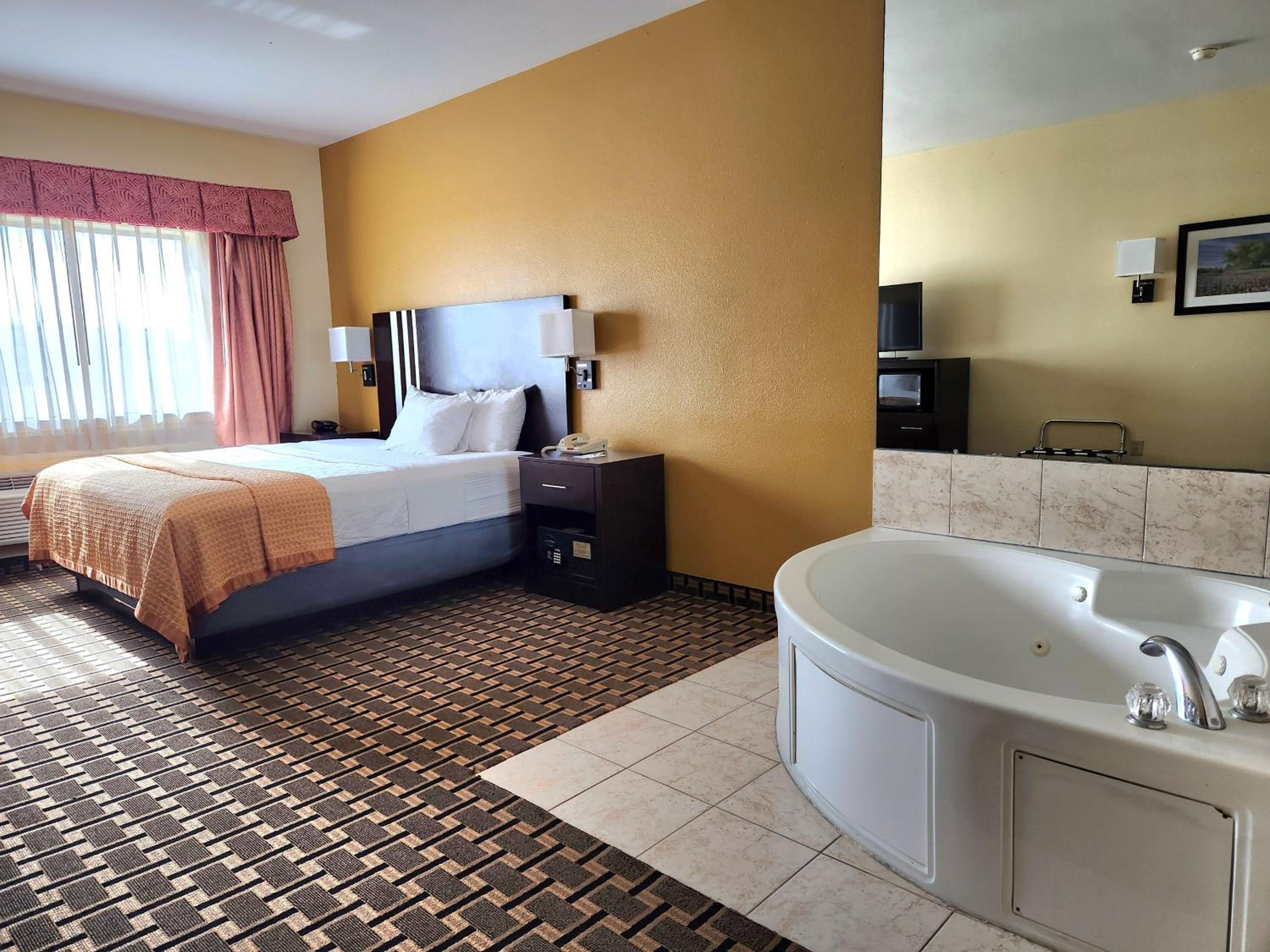 Deluxe King Room - Non-Smoking - Photo 5