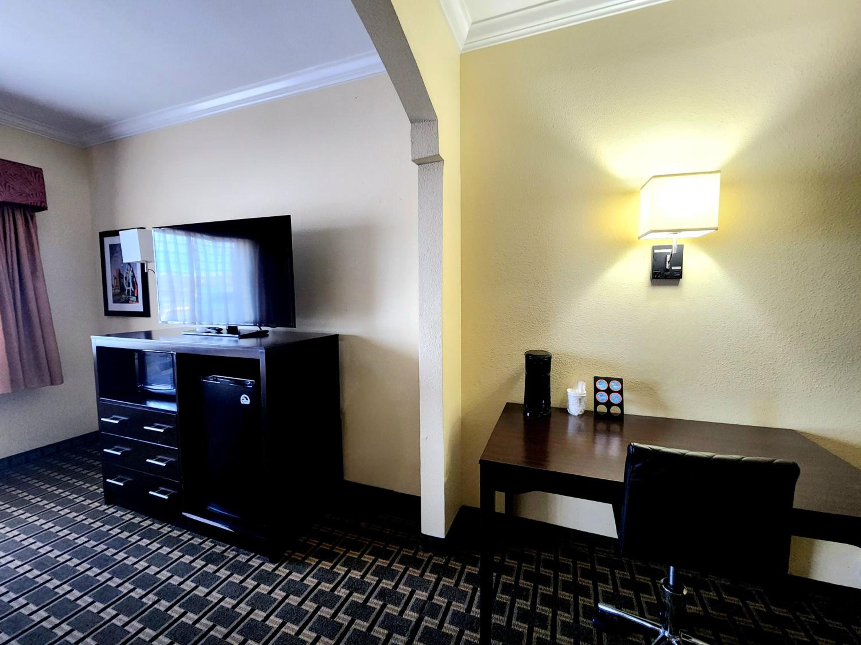 Deluxe King Room - Non-Smoking - Photo 1