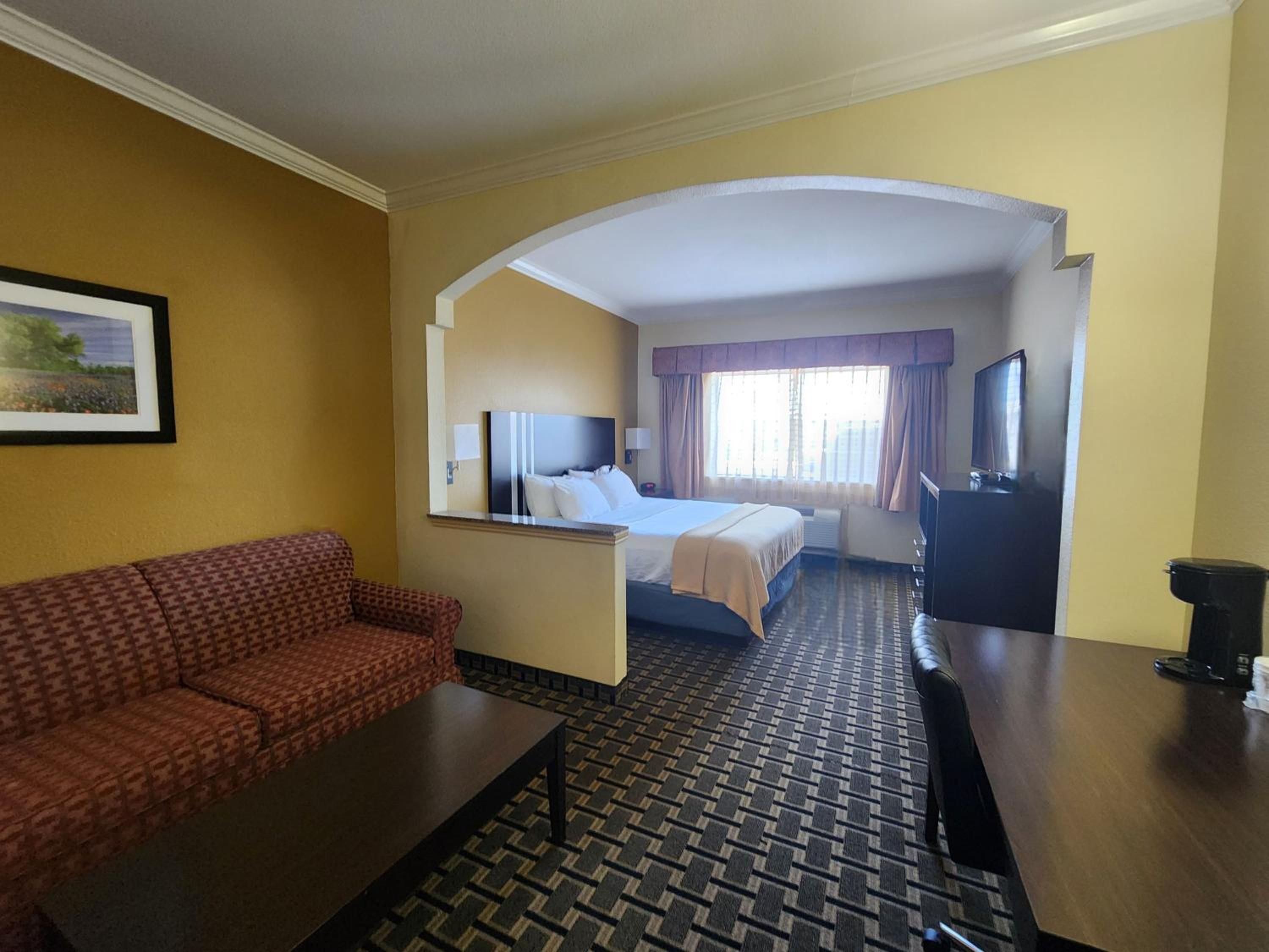 King Suite - Non-Smoking - Photo 2