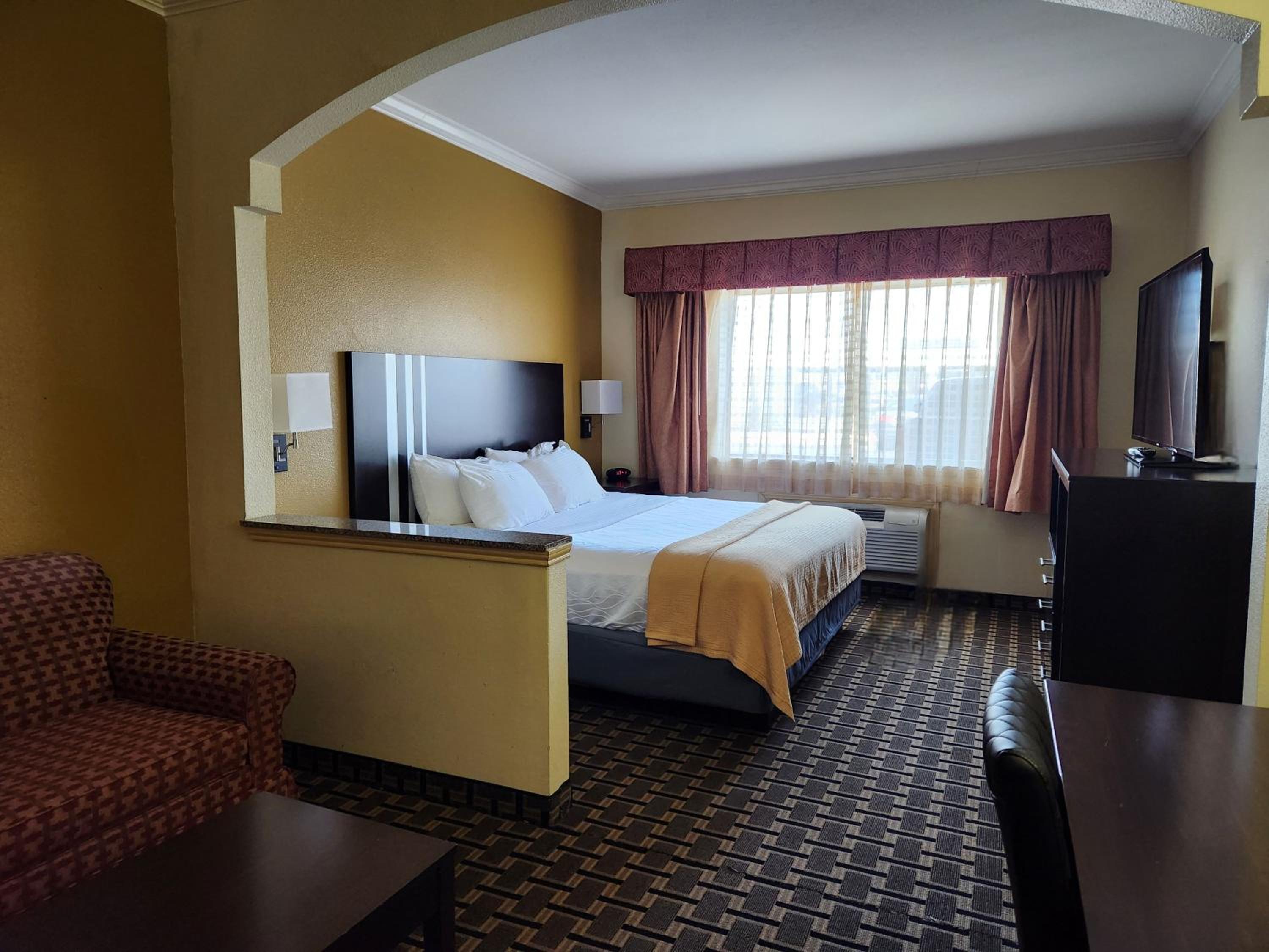 King Suite - Non-Smoking - Photo 8