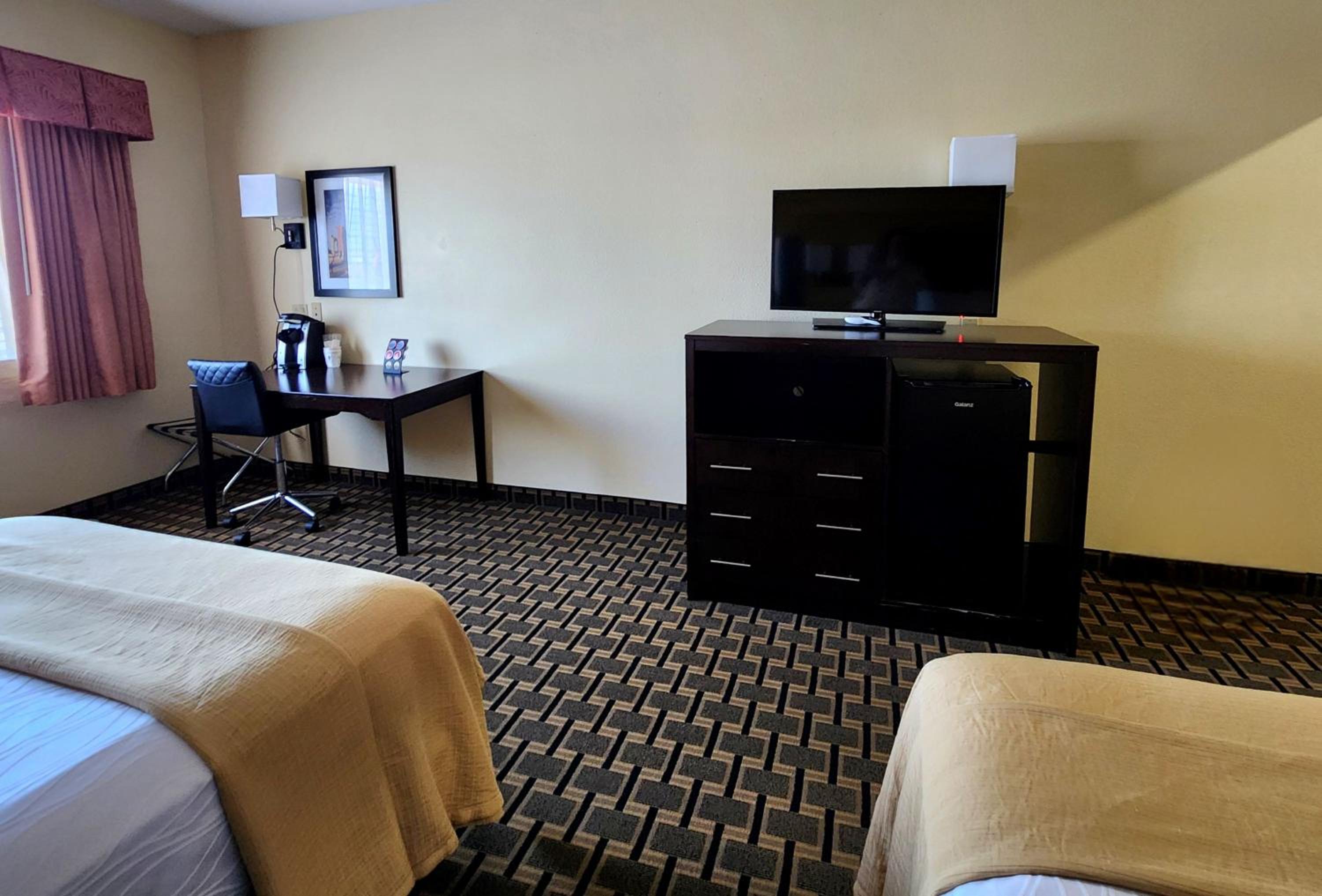 Queen Room with Two Queen Beds, Mobility Access and Bathtub with Grab Bars, Non-Smoking - Photo 4