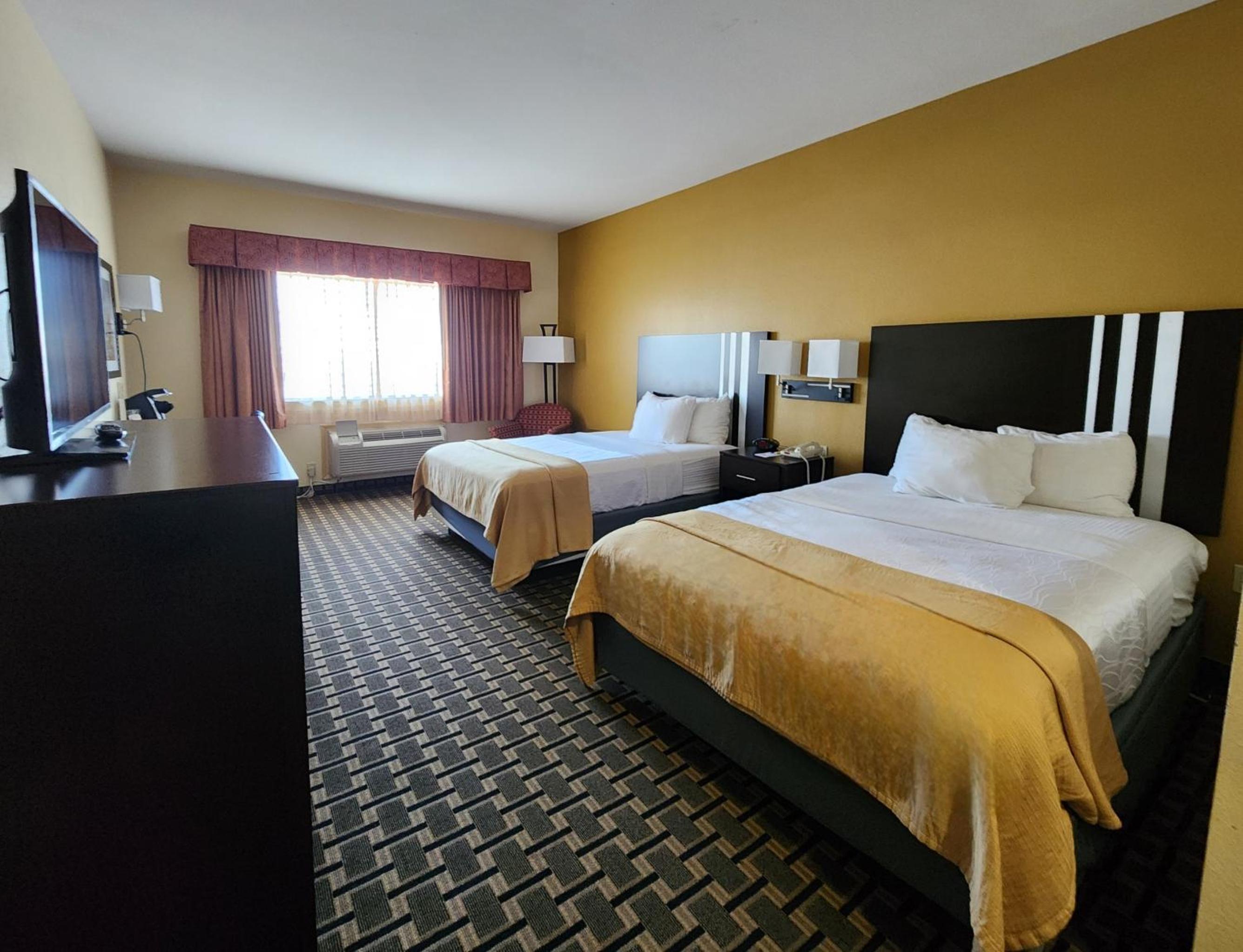 Queen Room with Two Queen Beds, Mobility Access and Bathtub with Grab Bars, Non-Smoking - Photo 2