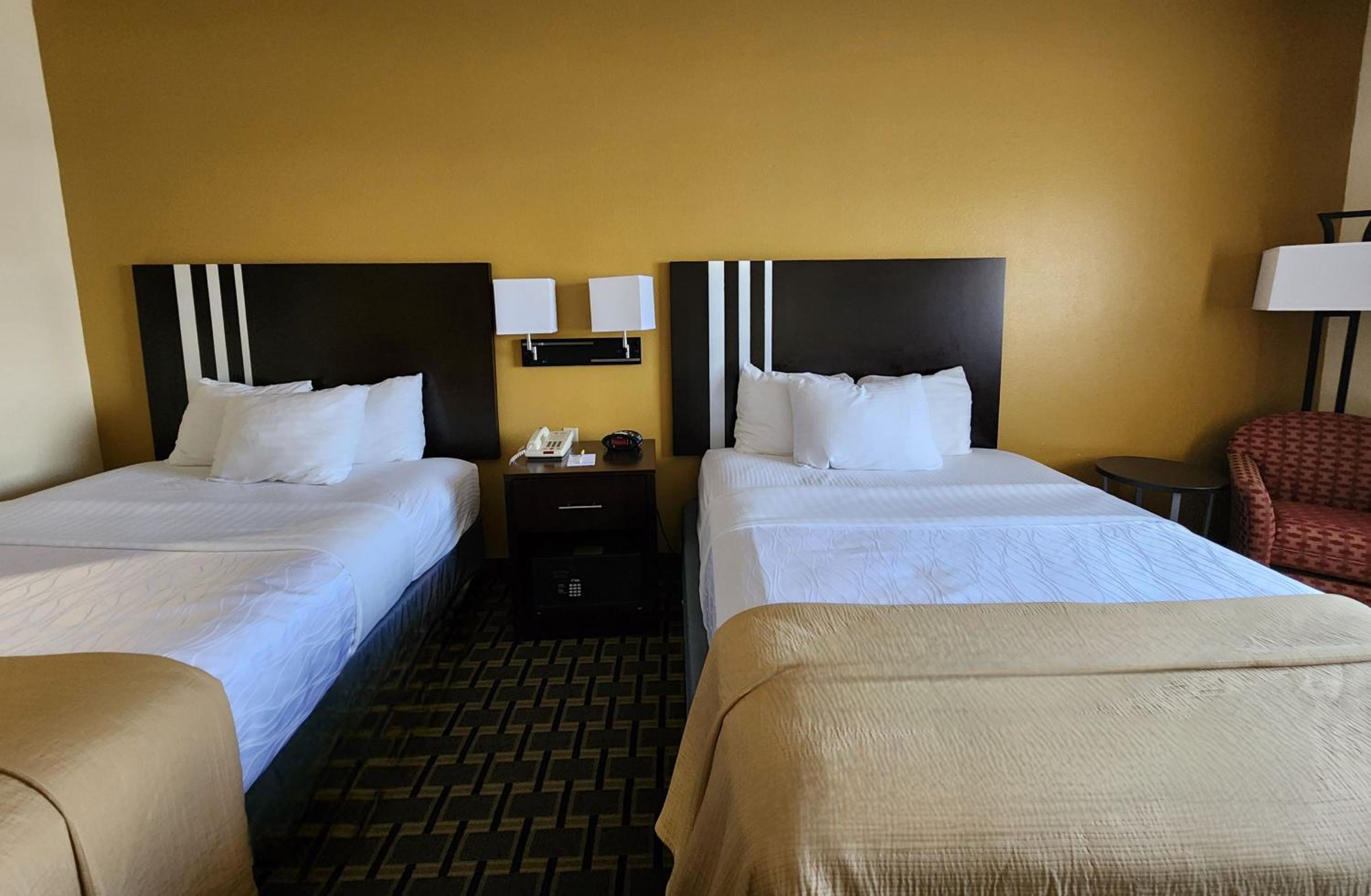 Queen Room with Two Queen Beds - Non-Smoking - Photo 9