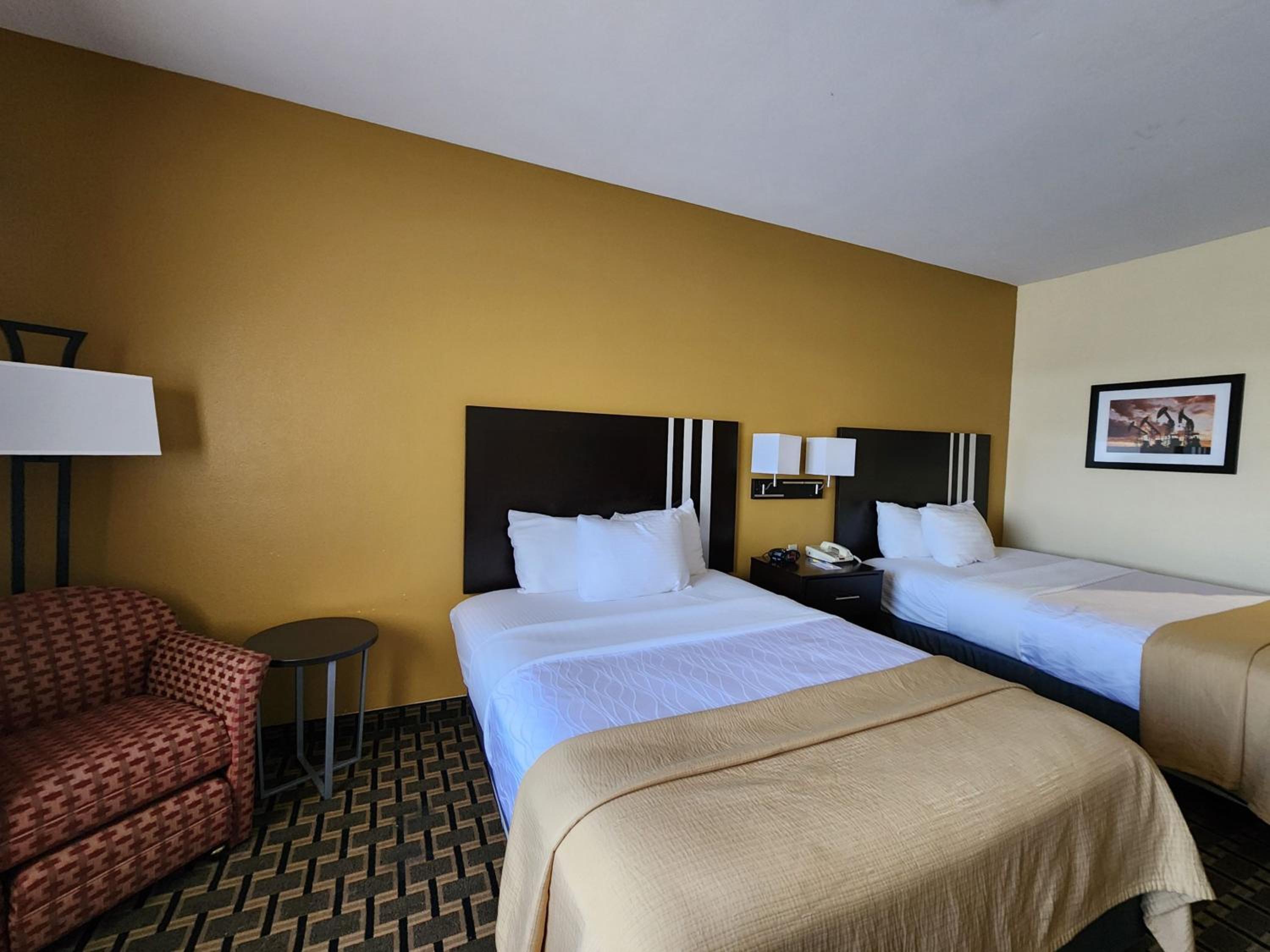 Queen Room with Two Queen Beds - Non-Smoking - Photo 10