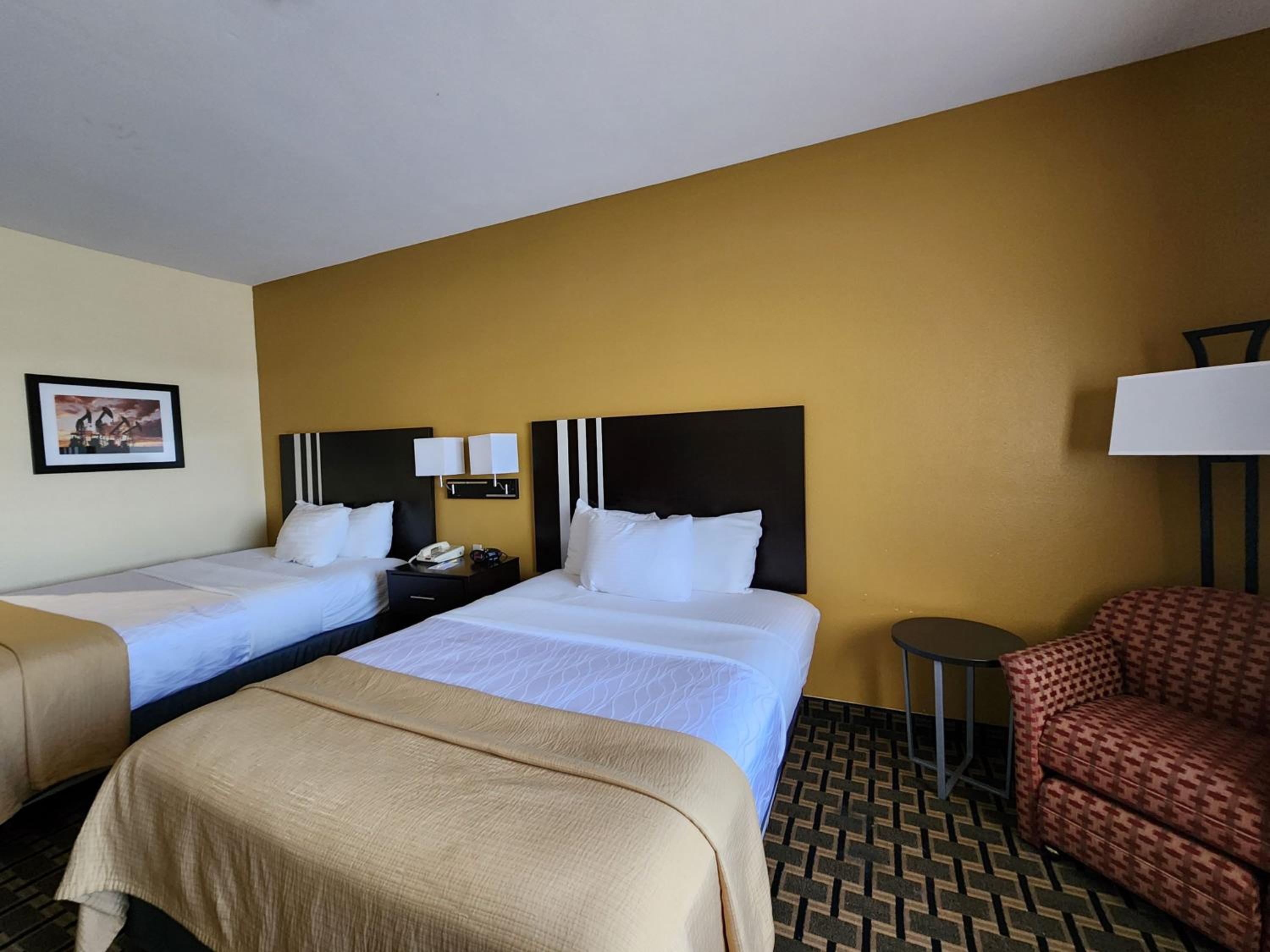 Queen Room with Two Queen Beds - Non-Smoking - Photo 4