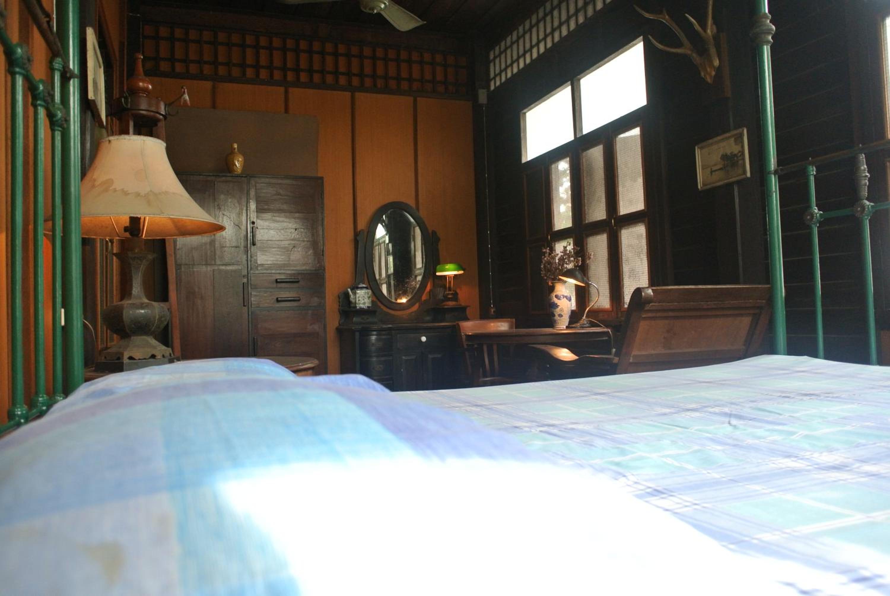 Deluxe King Room with Shared Bathroom photo 2