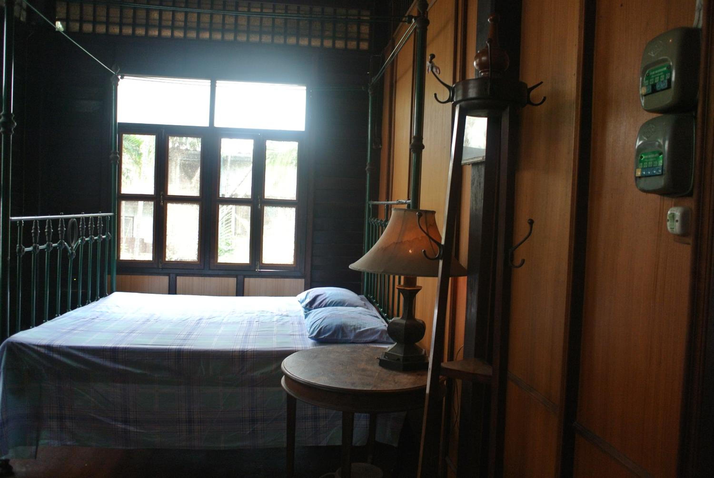 Deluxe King Room with Shared Bathroom photo 3