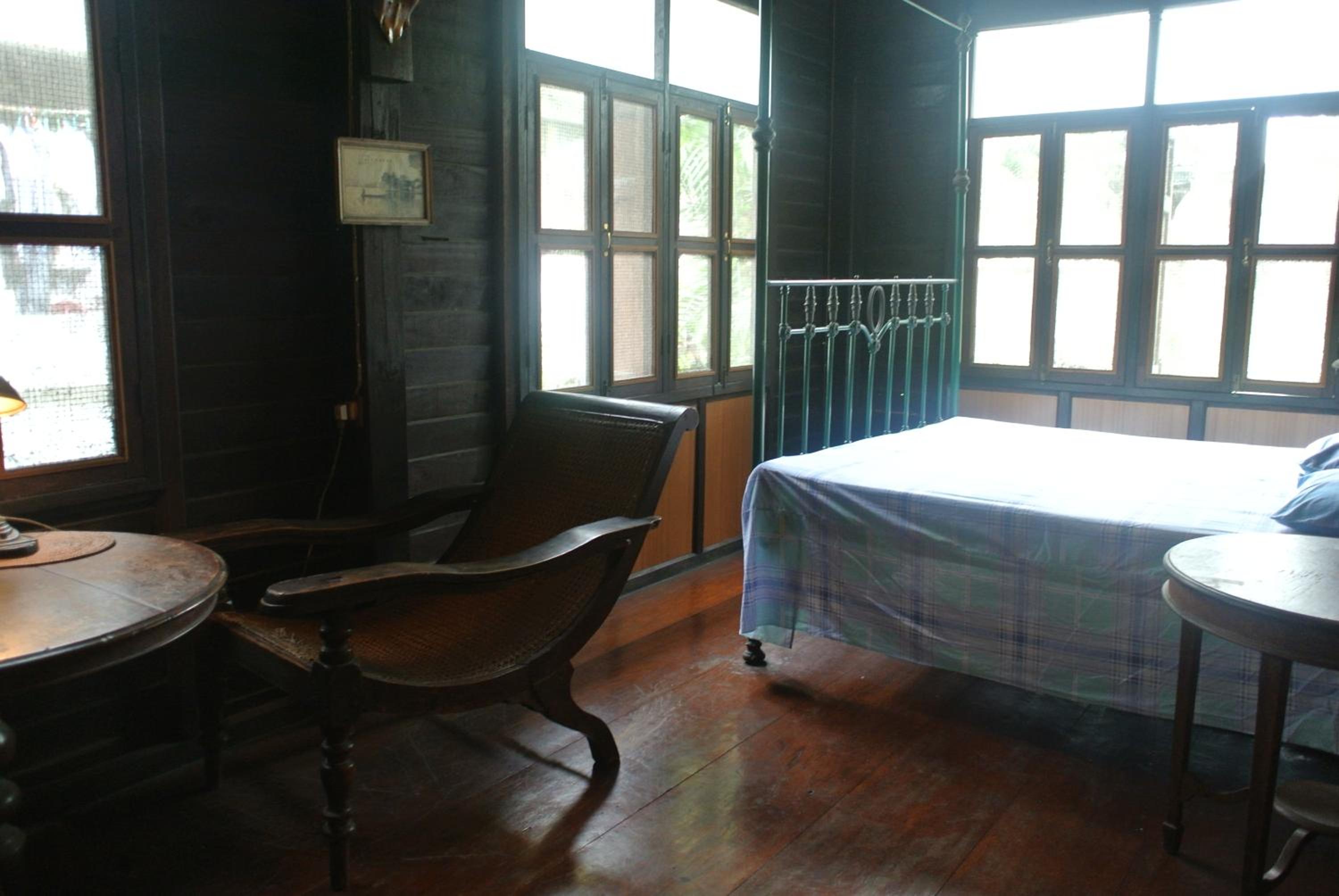 Deluxe King Room with Shared Bathroom photo 2