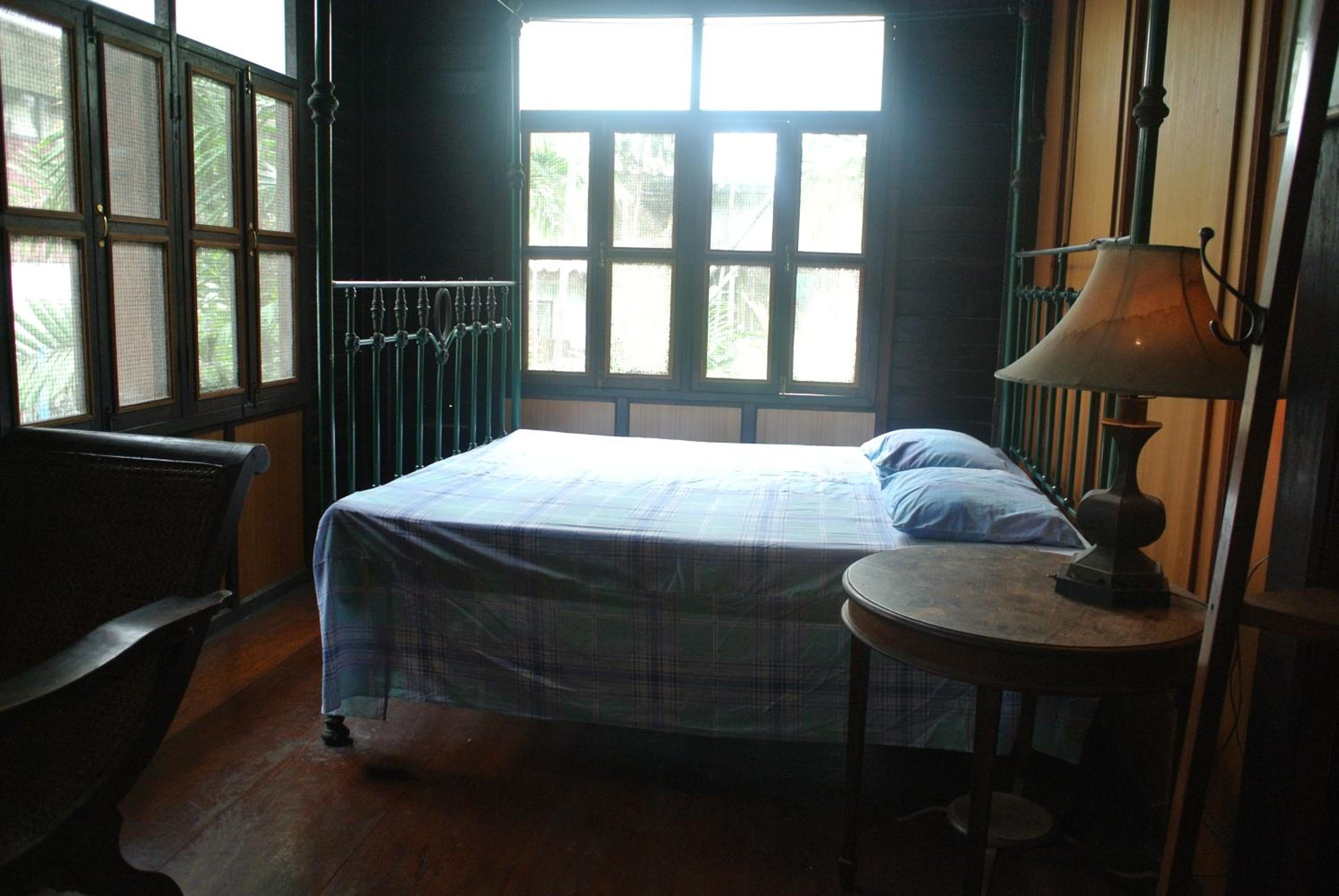 Deluxe King Room with Shared Bathroom photo 1