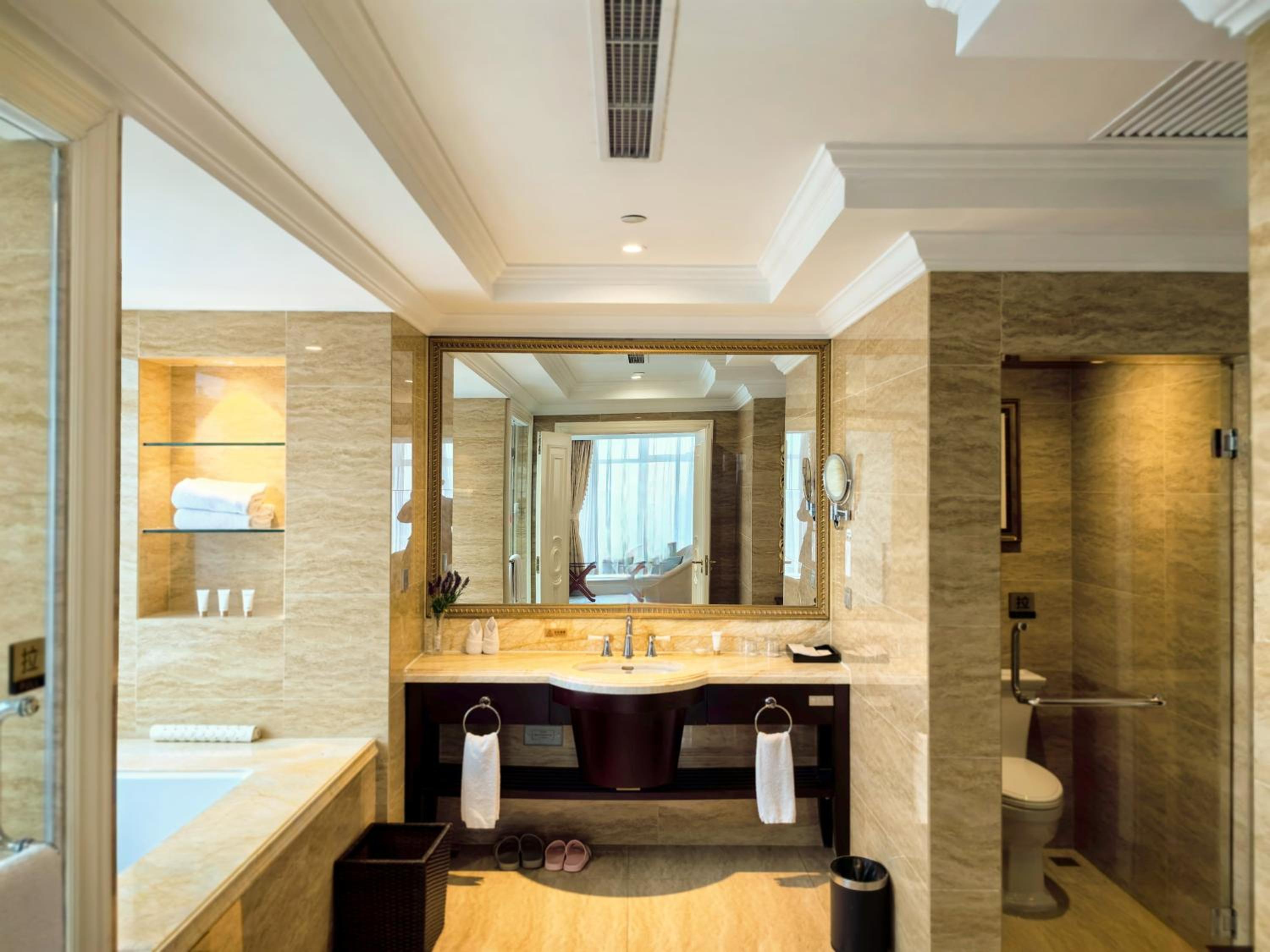 Deluxe Family Suite photo 3