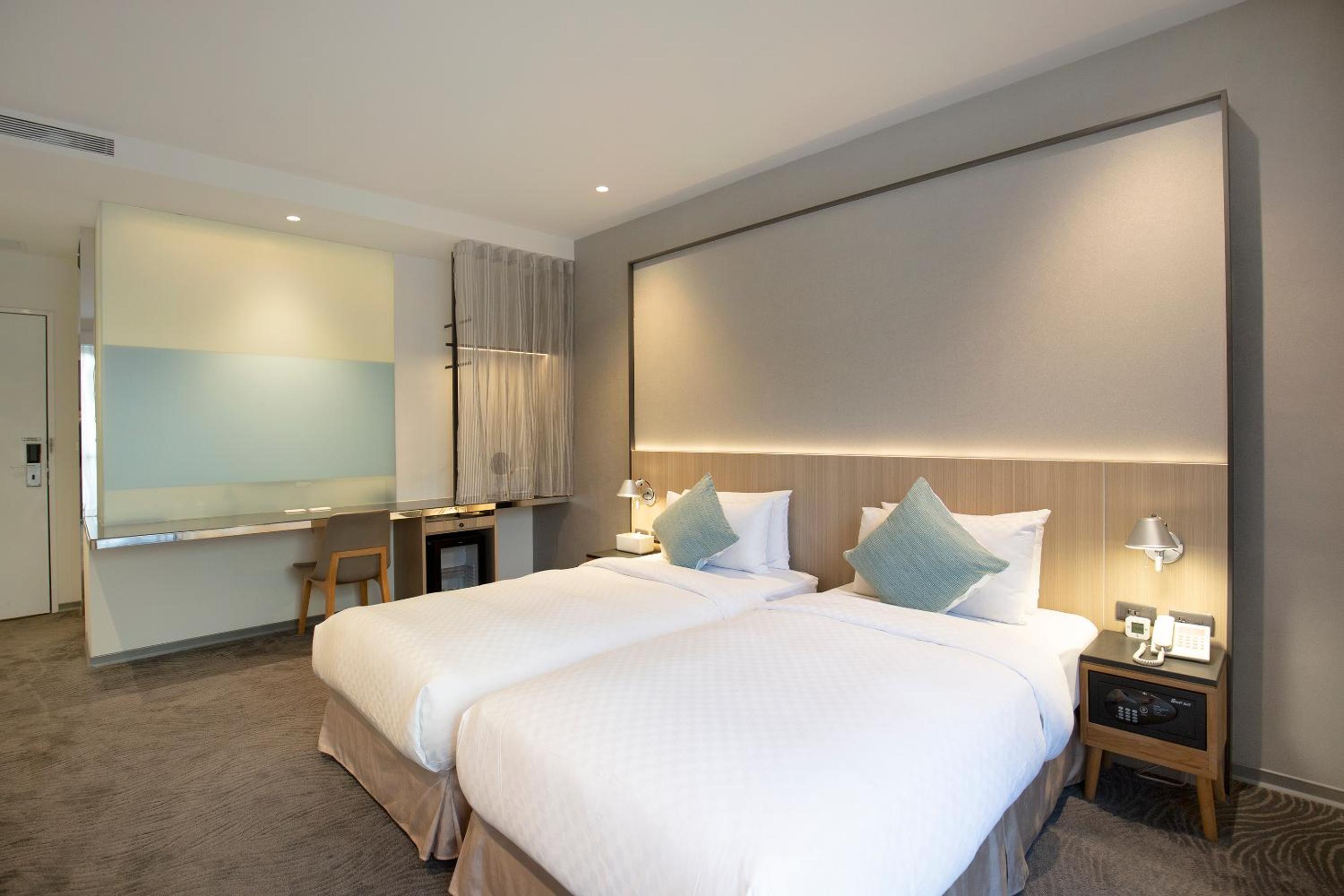 Deluxe Twin Room with Balcony photo 2