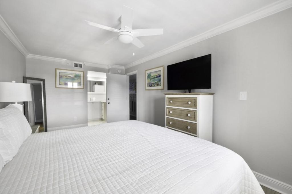 Three-Bedroom Apartment photo 2