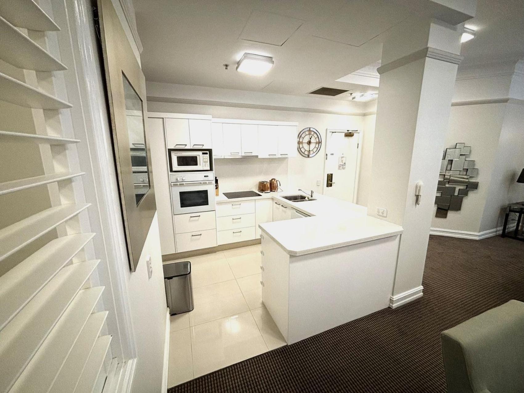 Modern Sub-Penthouse Apartment