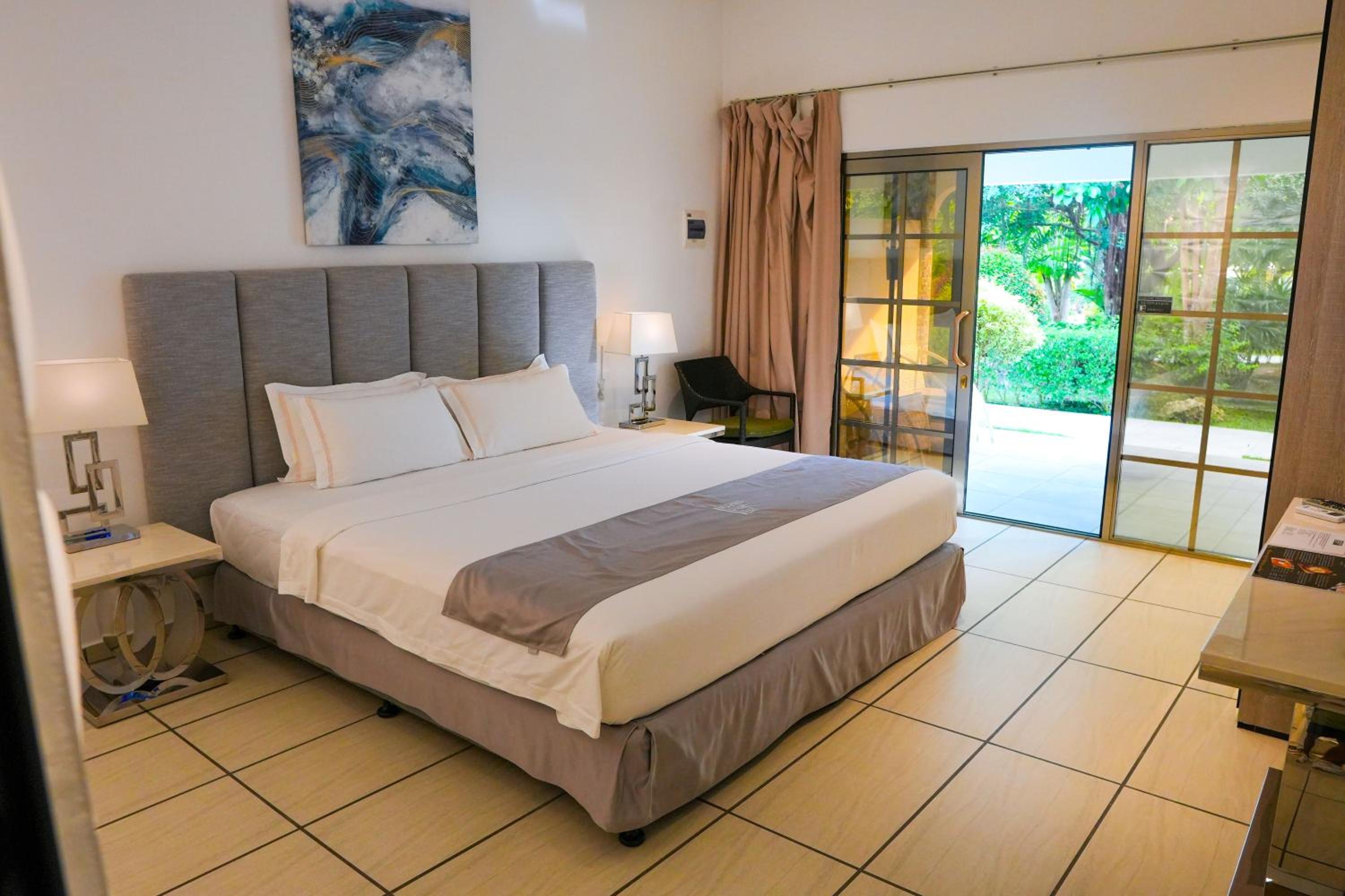 Suite with Private Pool - Photo 34