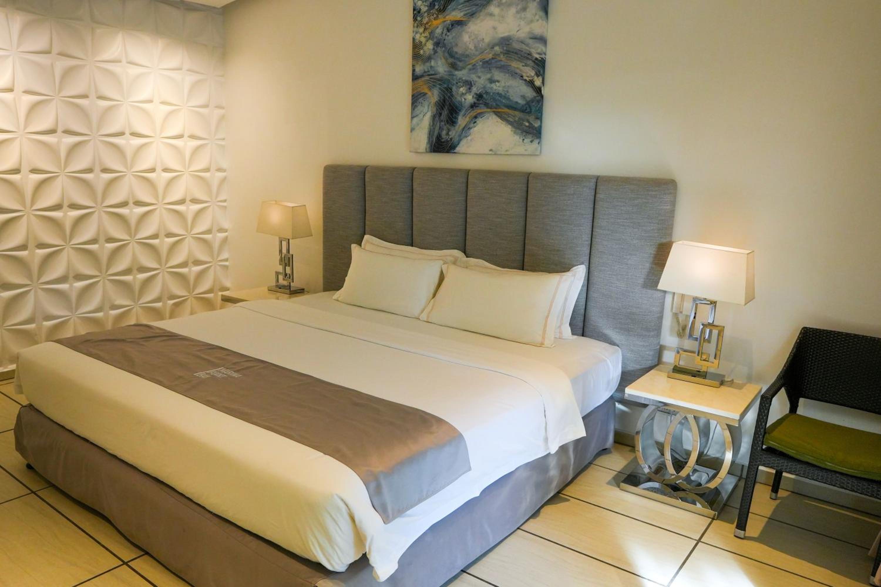 Suite with Private Pool - Photo 33