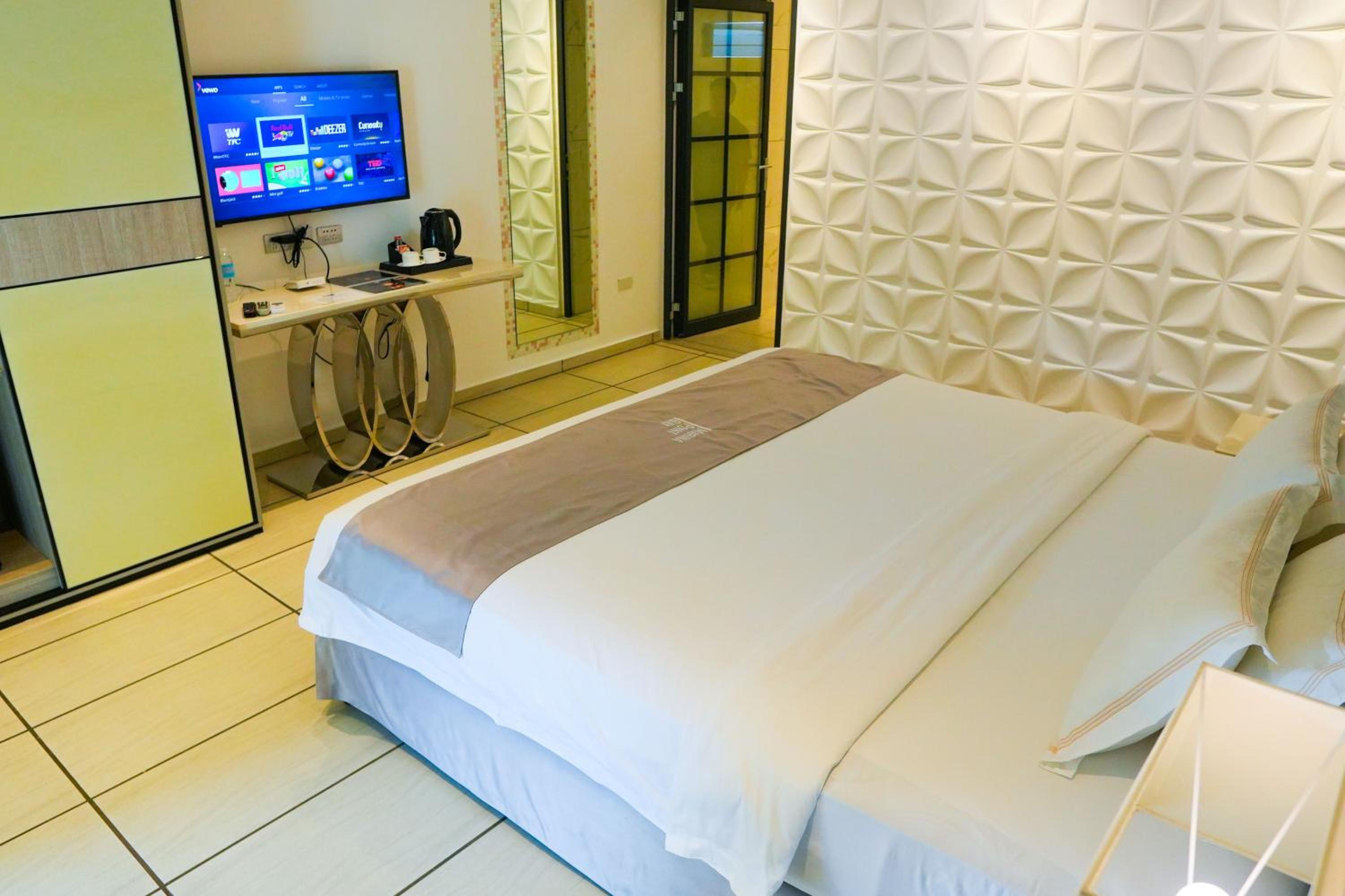 Suite with Private Pool - Photo 32