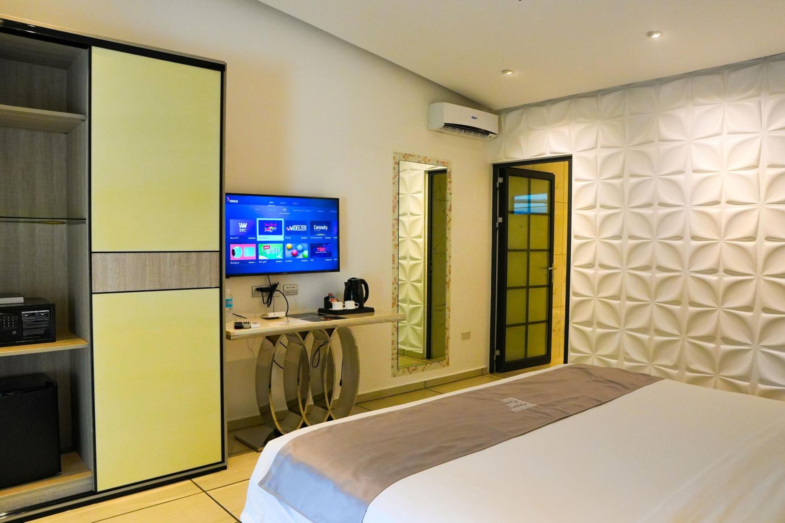 Suite with Garden View - Photo 22