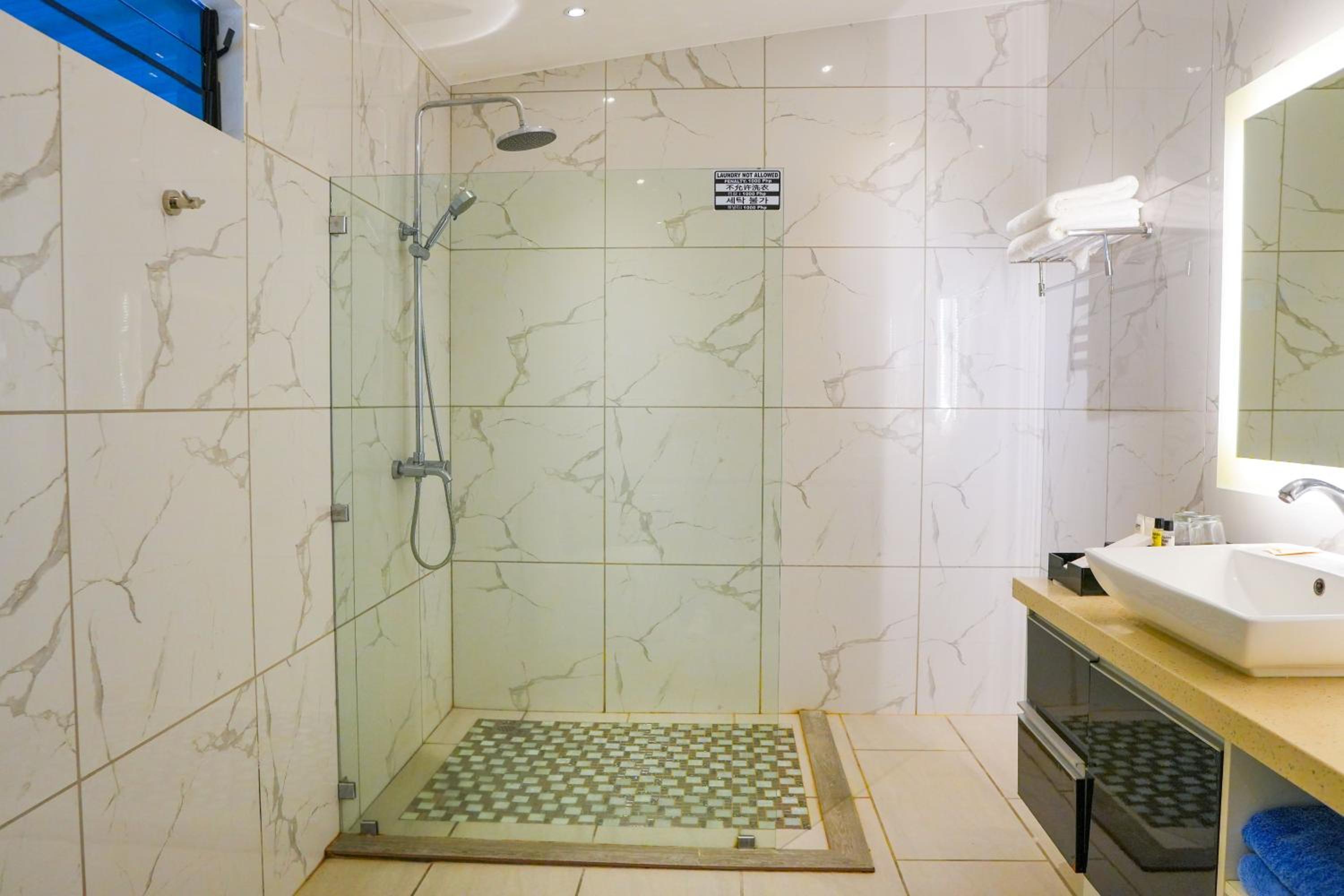 Suite with Private Pool - Photo 5