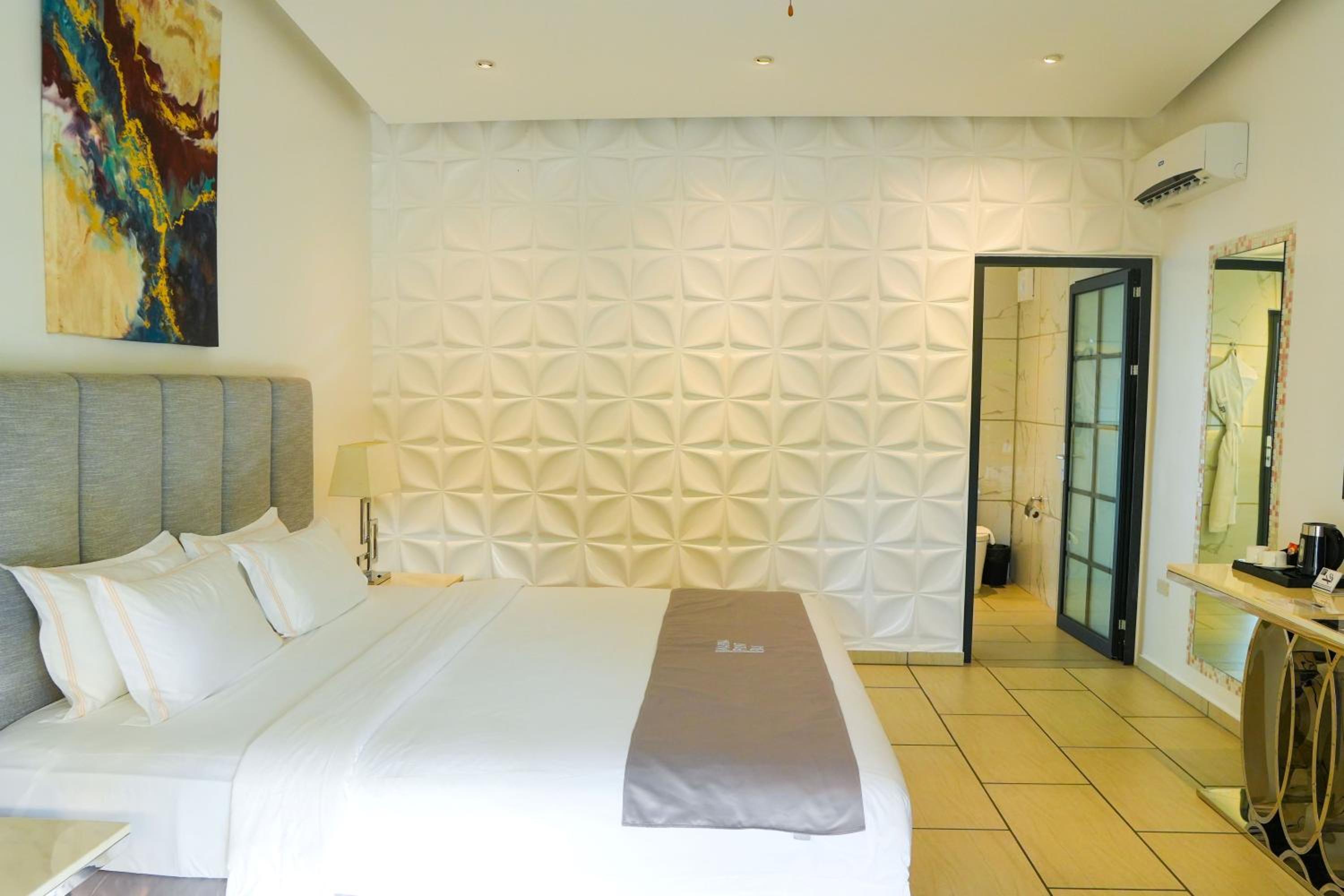 Suite with Garden View - Photo 17