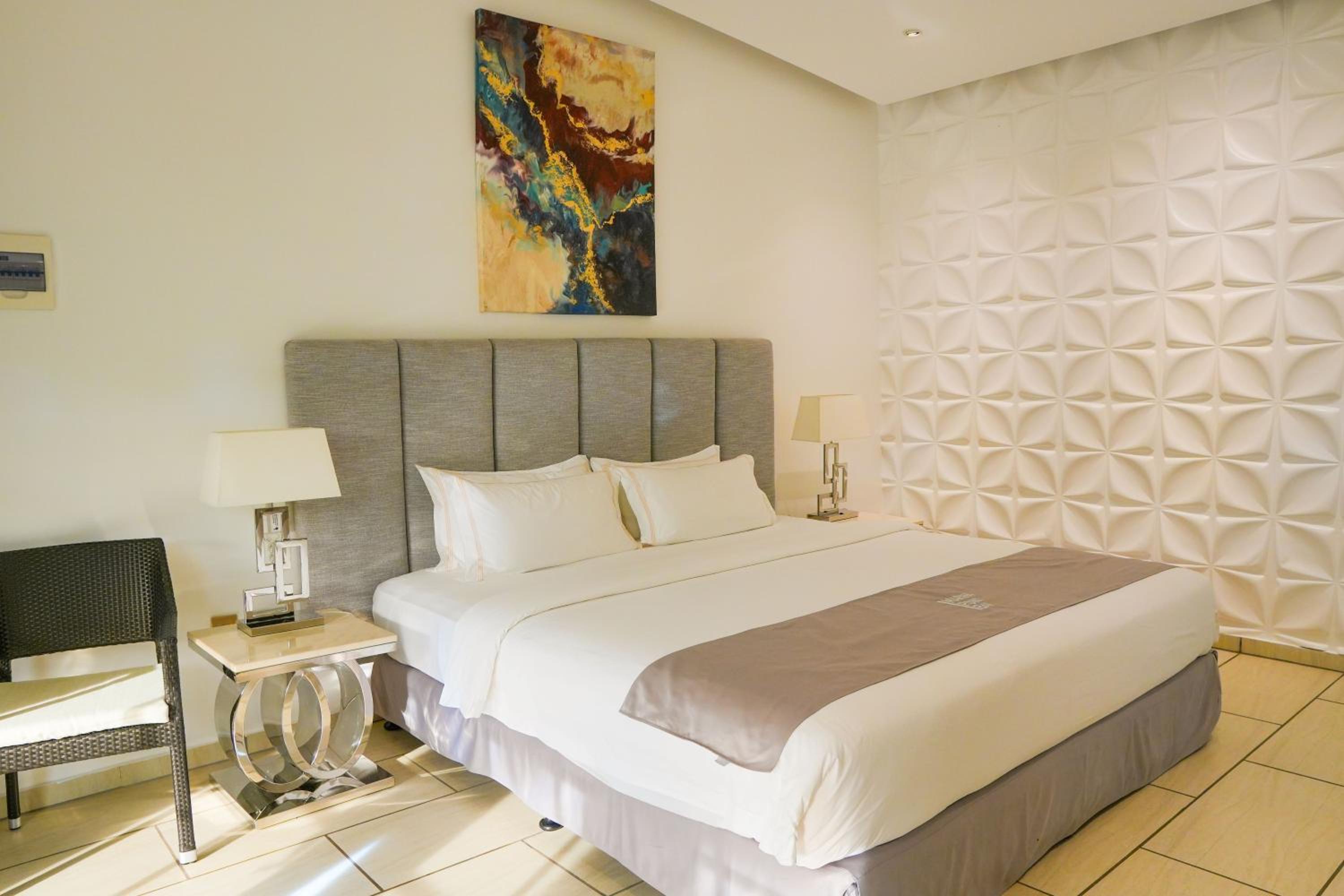 Suite with Private Pool - Photo 28