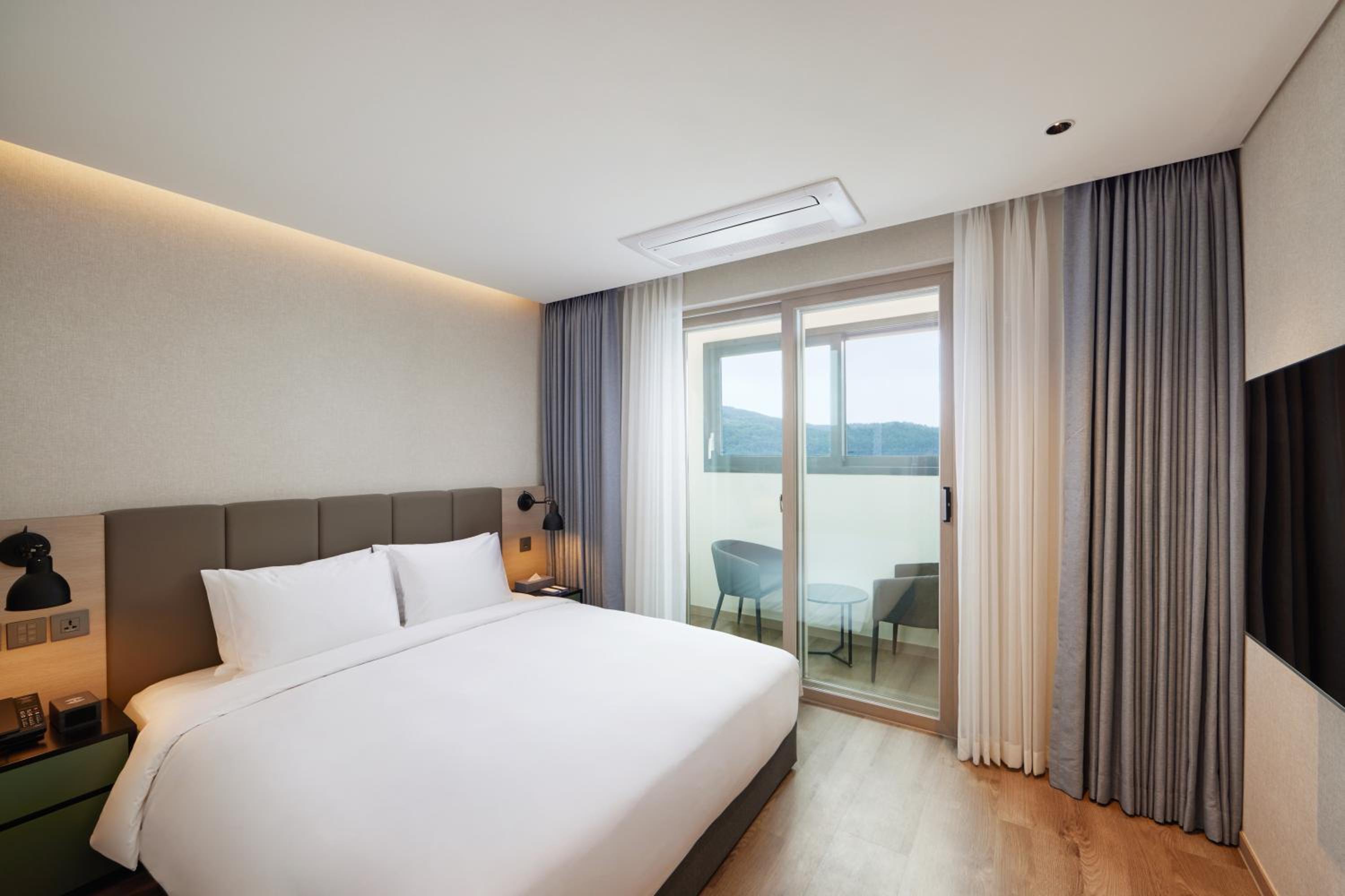 Deluxe King Room - Photo 5