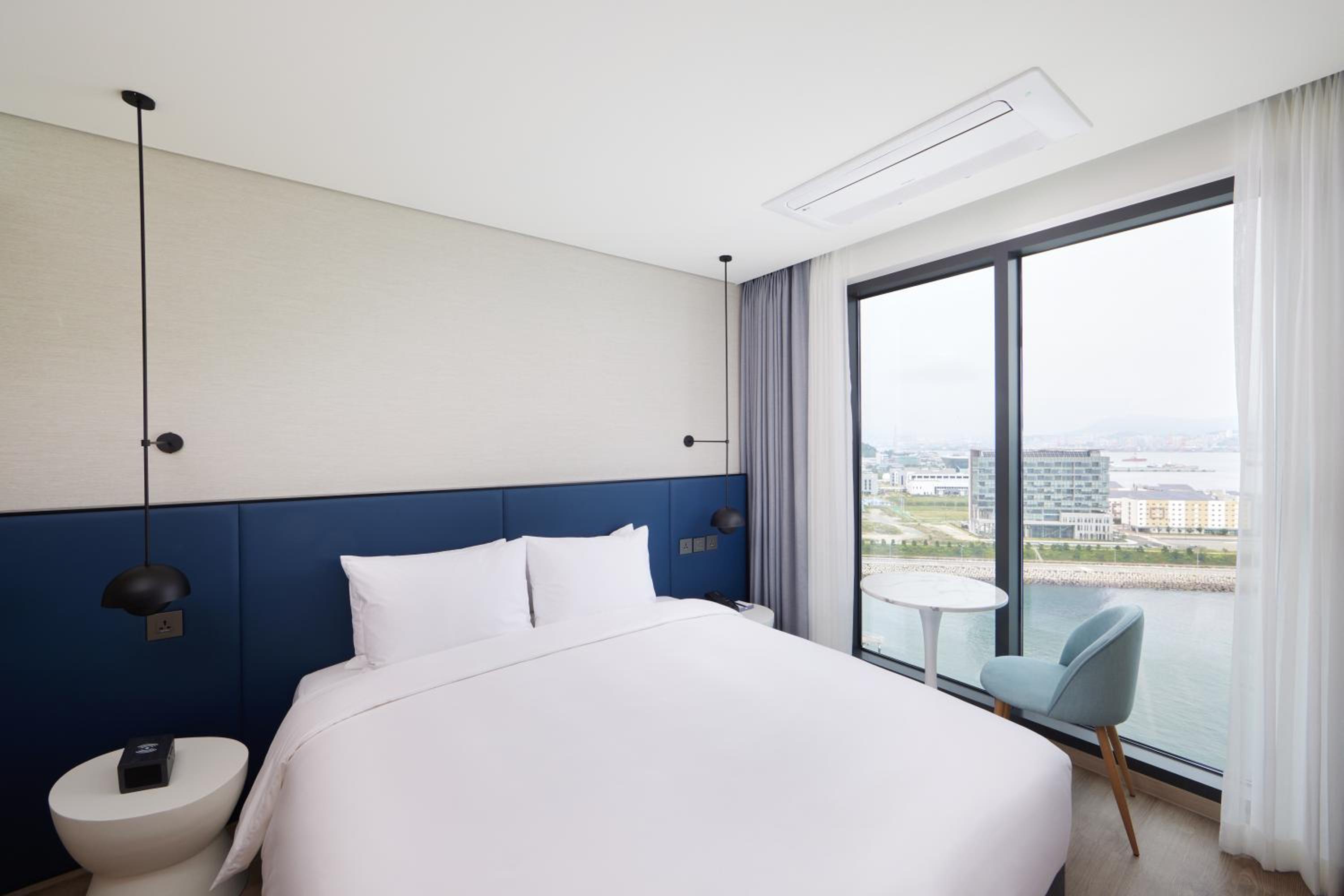 Deluxe King Room with Ocean View - Photo 1
