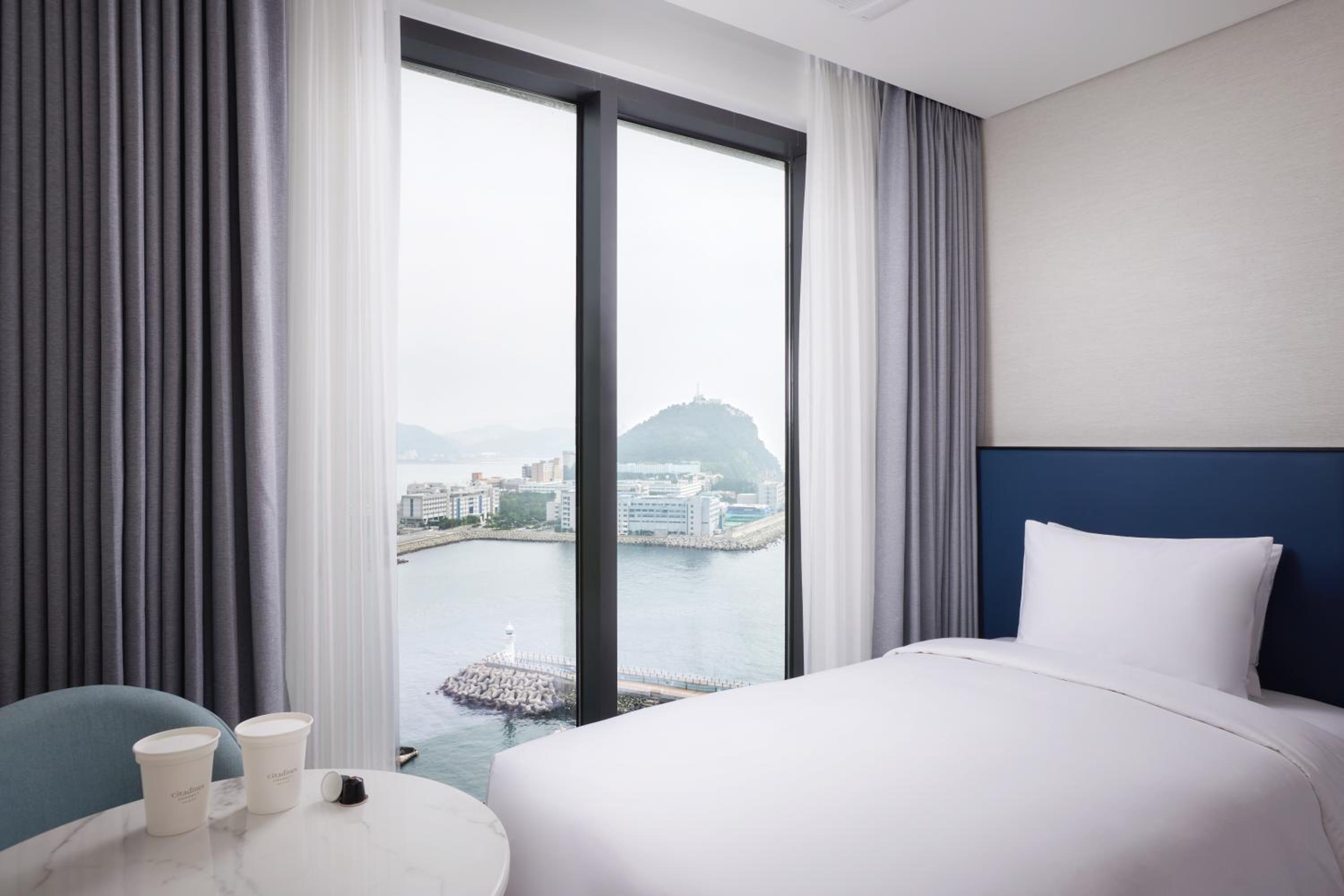 Deluxe Twin Room with Ocean View - Photo 2