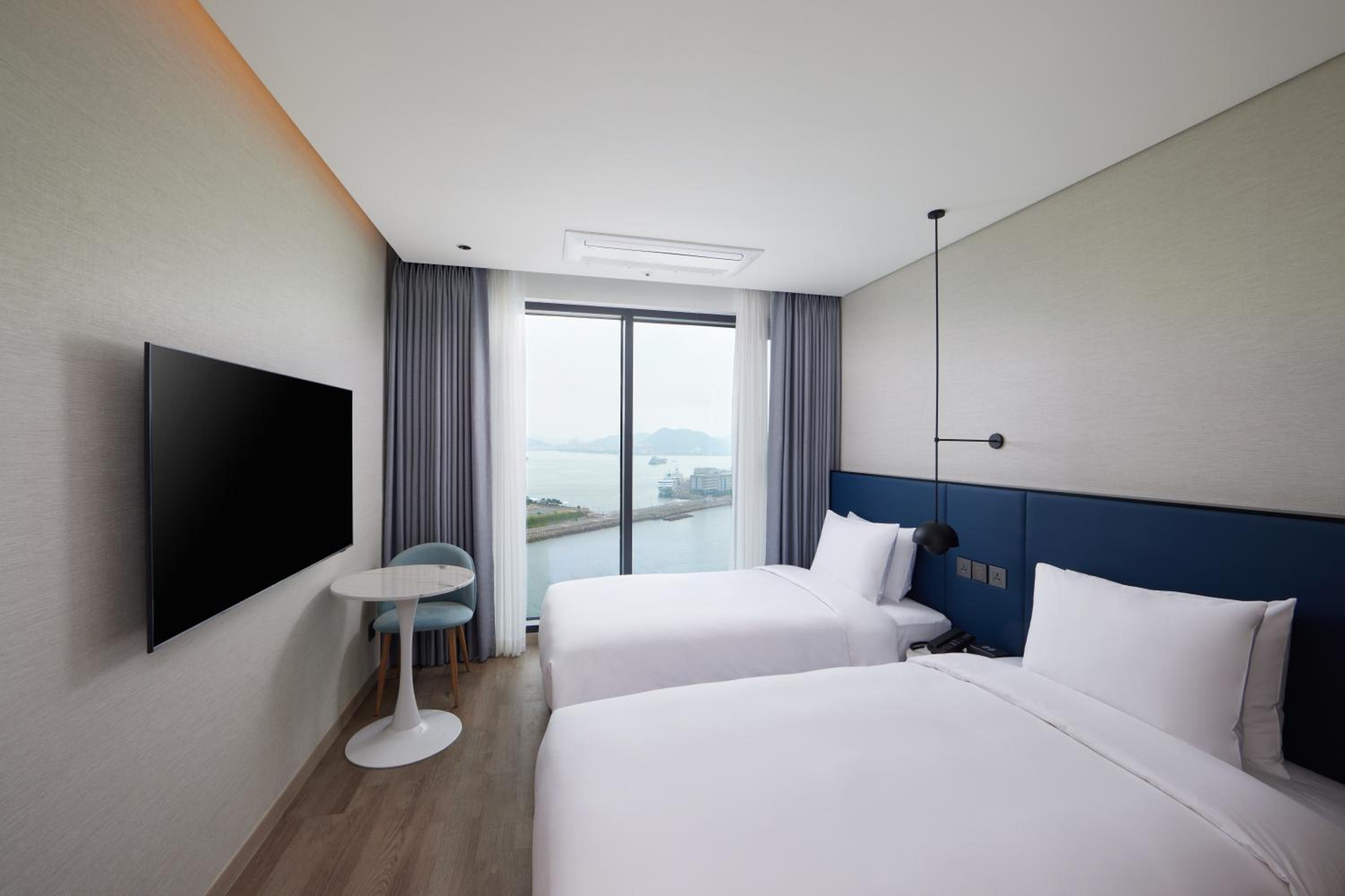 Deluxe Twin Room with Ocean View - Photo 1