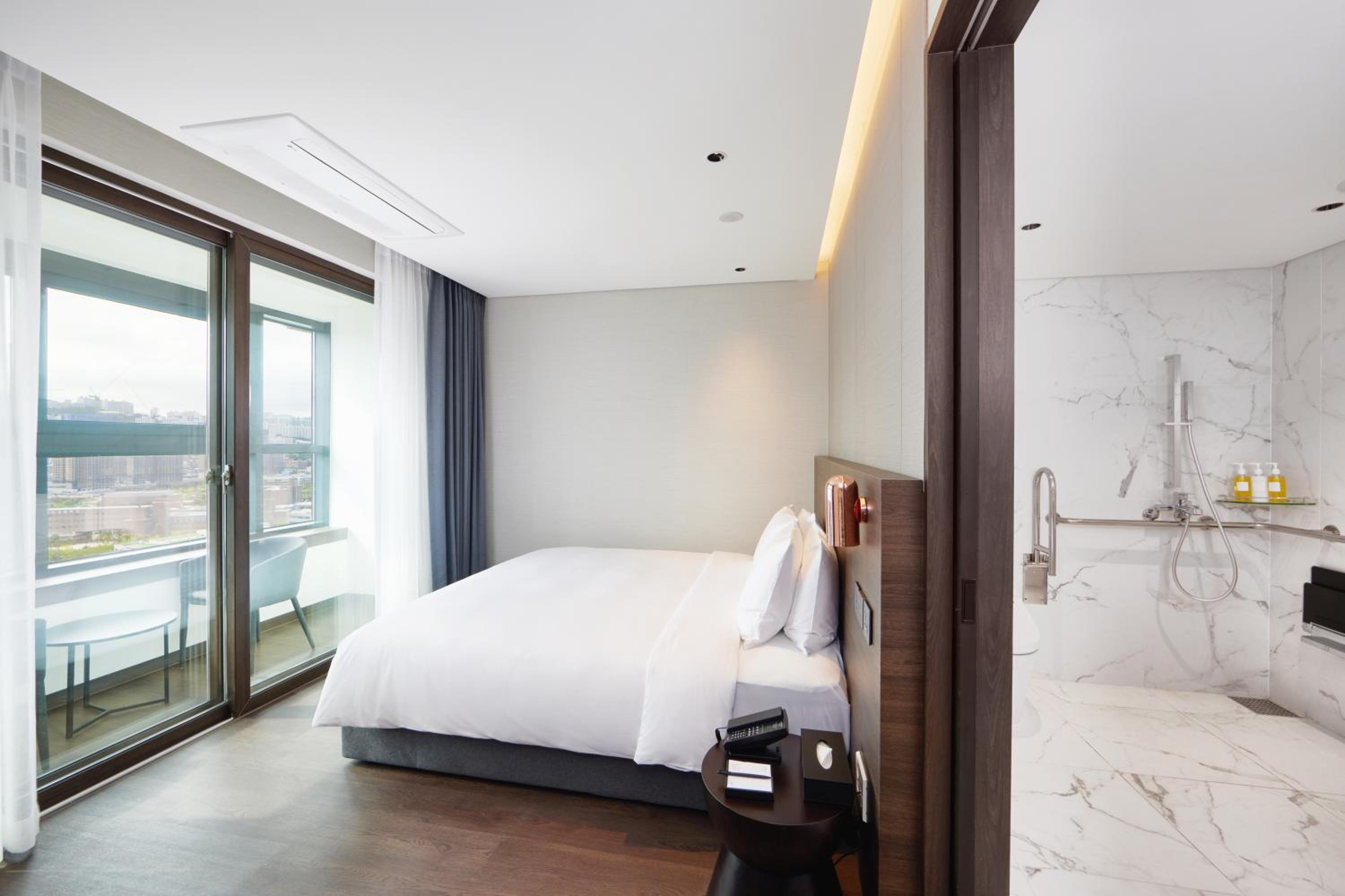 Premier King Room with Harbor View - Disability Access