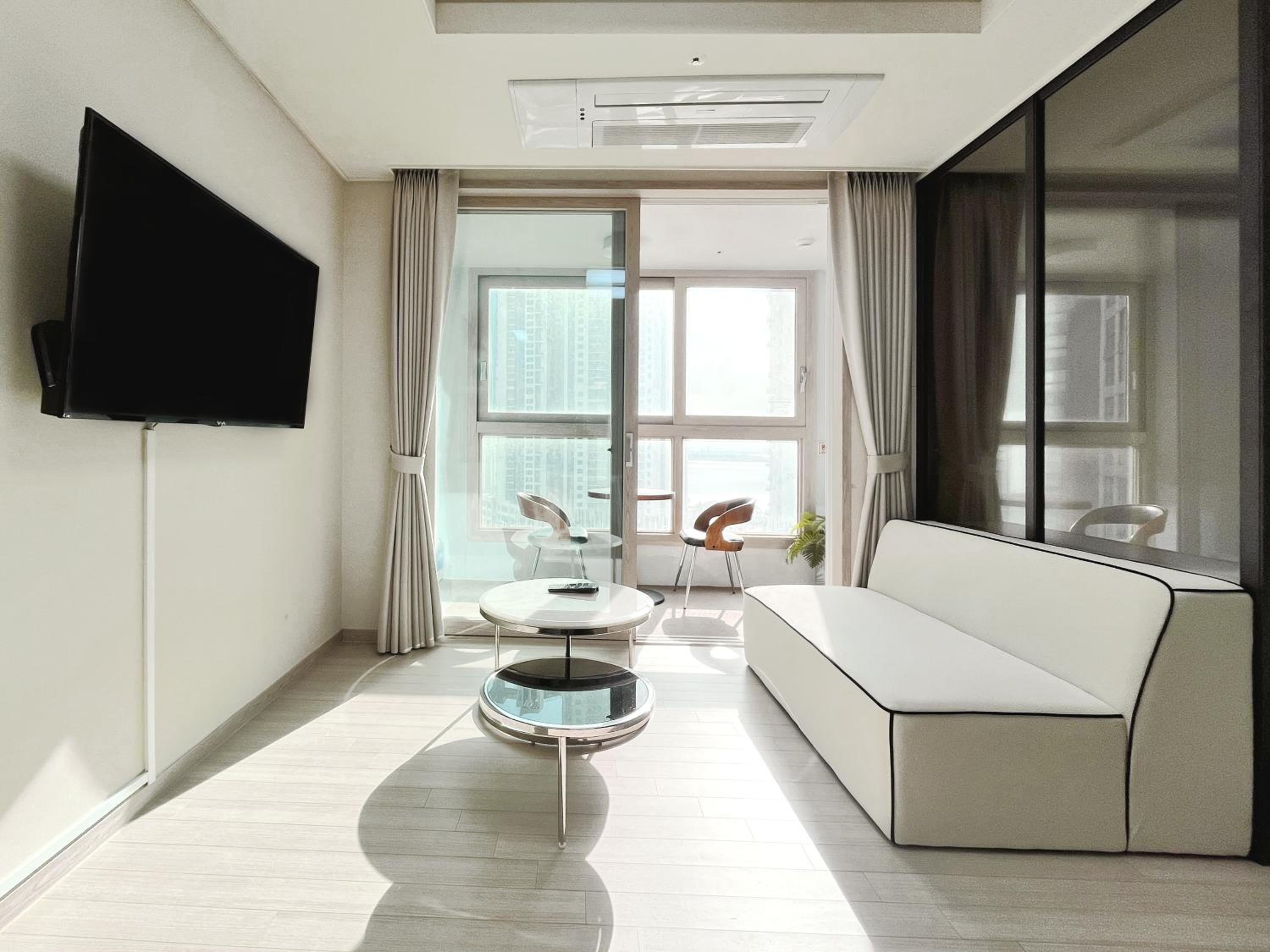 Double Room with Balcony - Photo 8