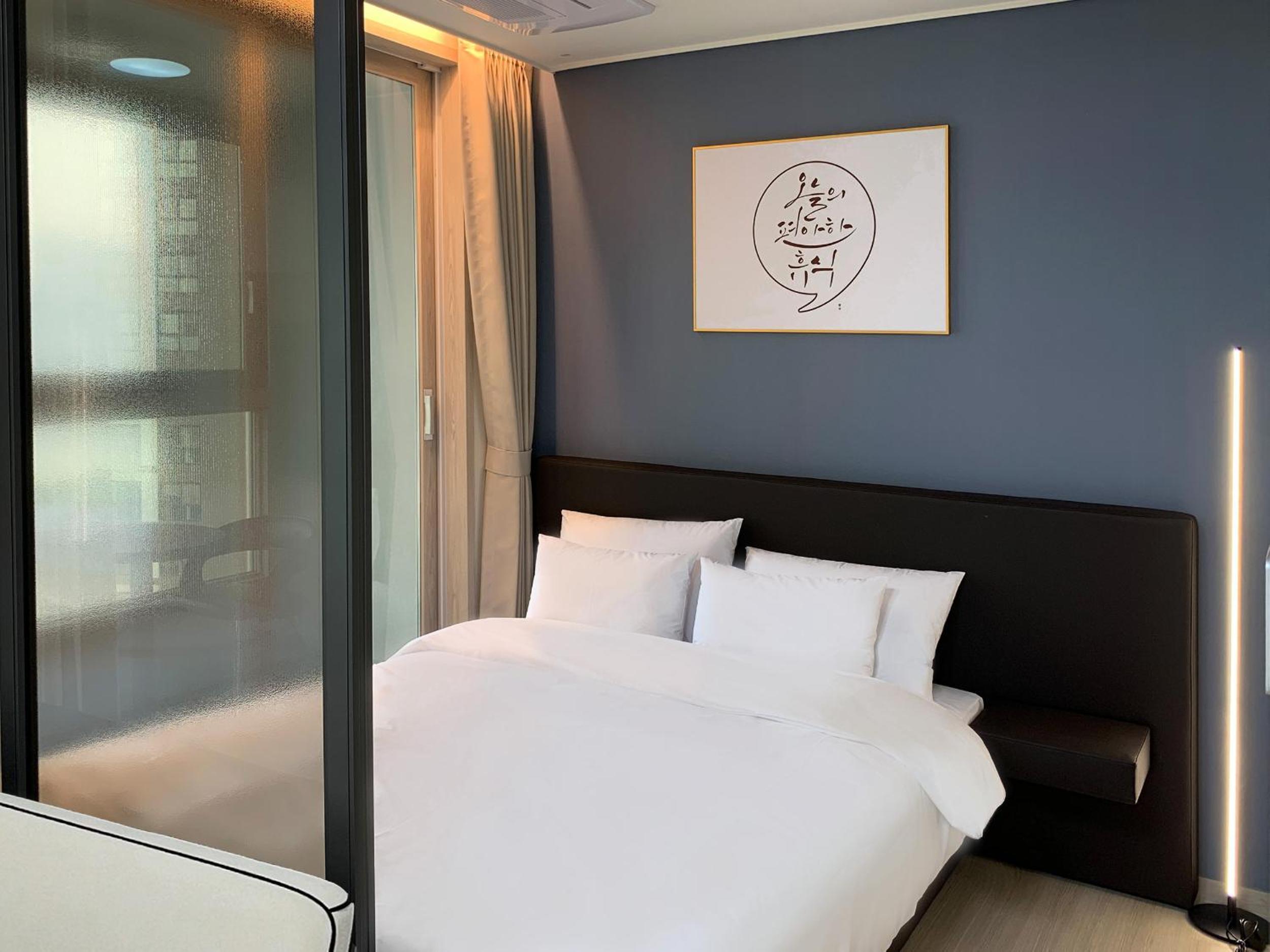 Double Room with Balcony - Photo 9