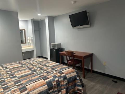 Deluxe King Room - Photo 11