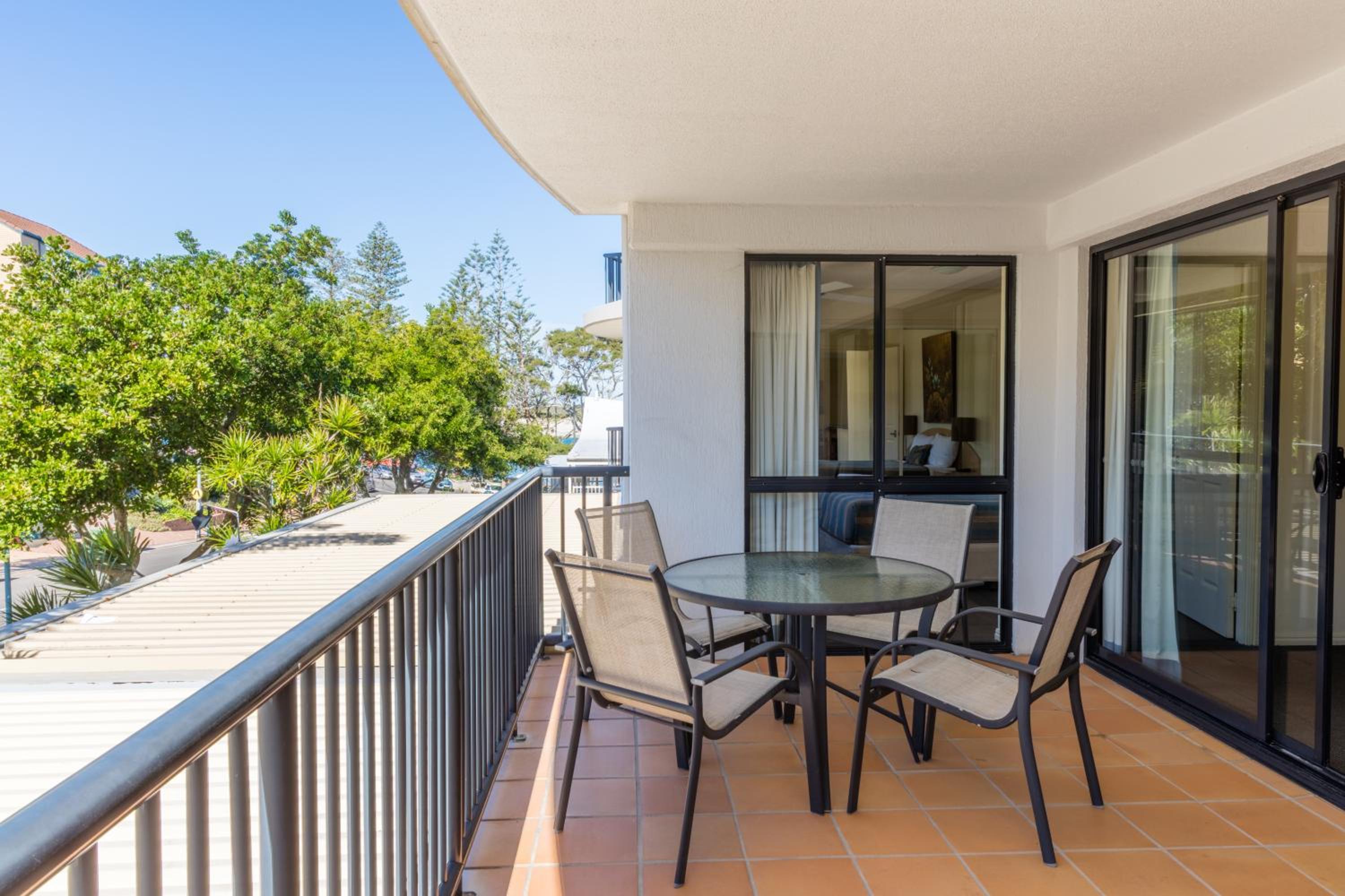 Large One Bedroom Apartment – Beachside Plus photo 3