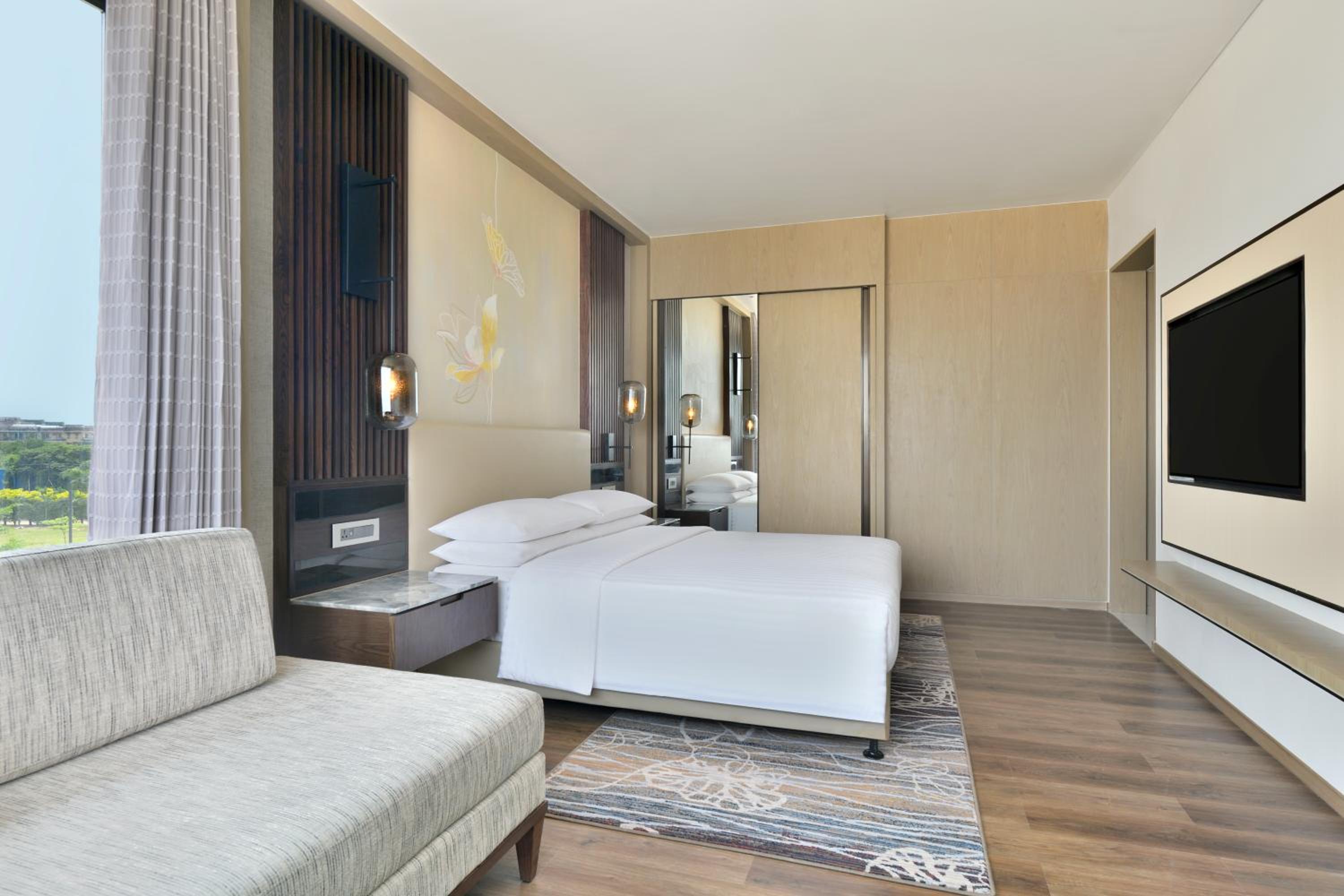 Guest room, 1 King, Lake view - Photo 2