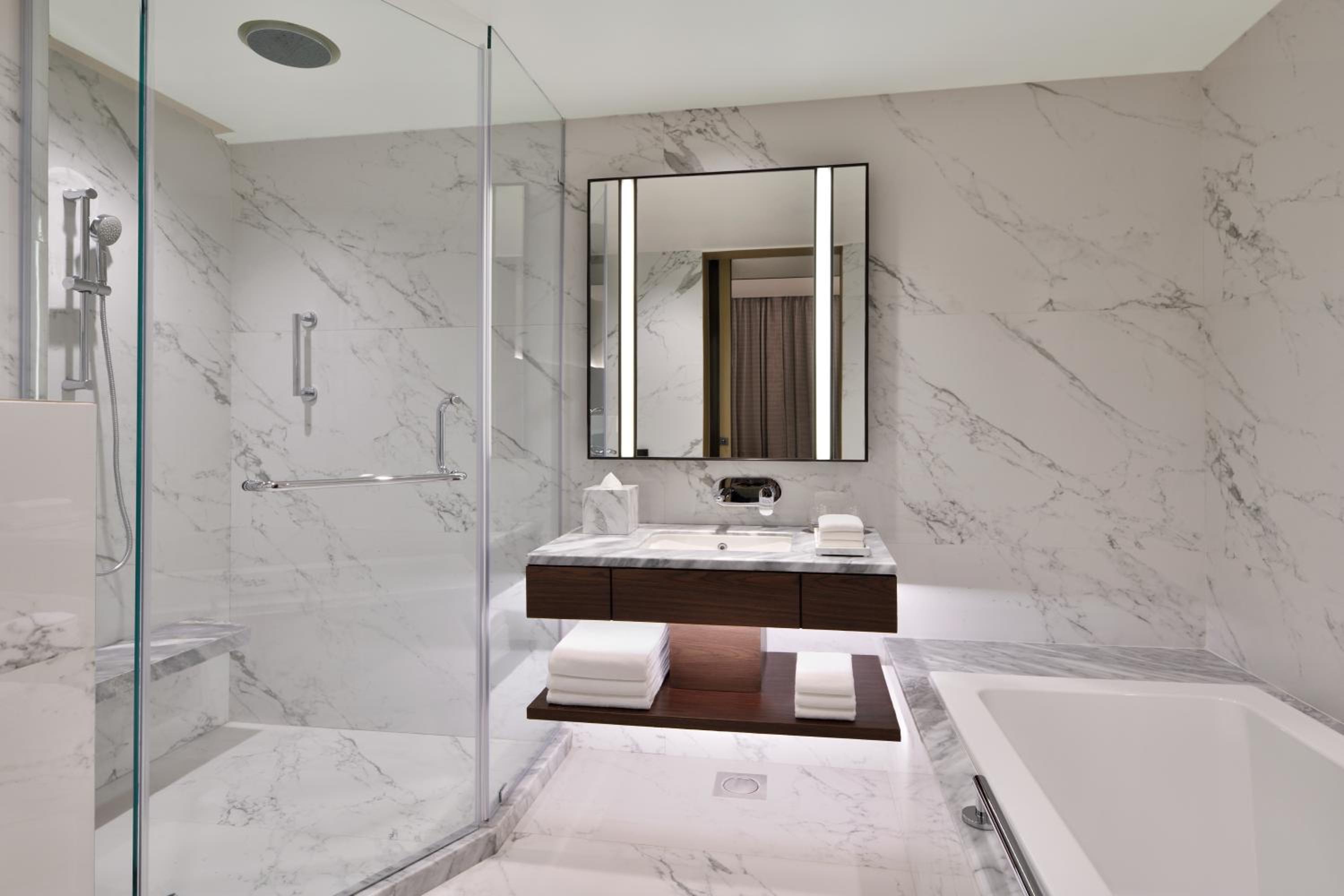 1 Bedroom Suite, 1 King - Photo 3