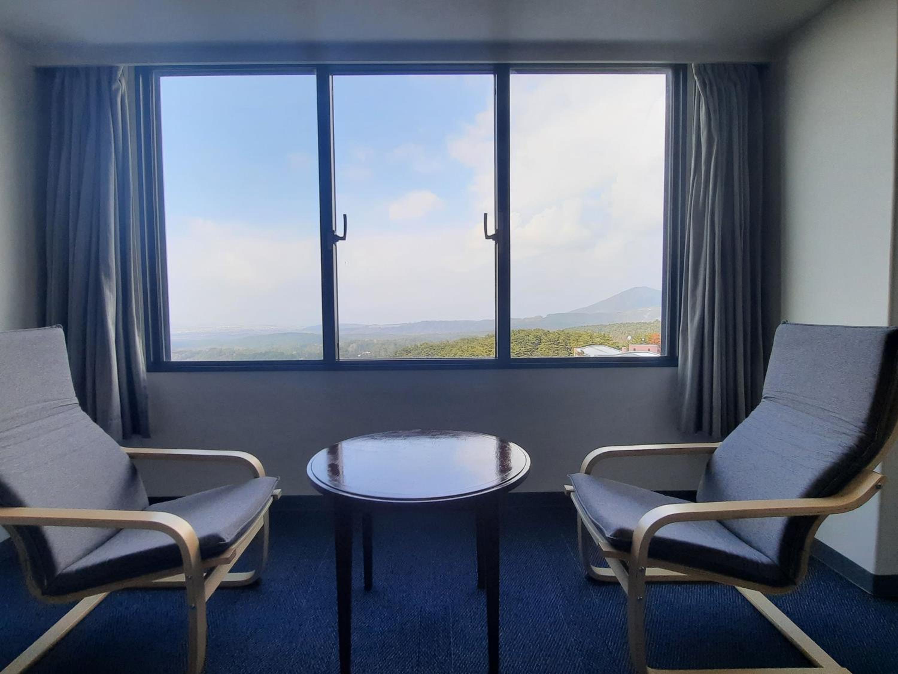 Standard Triple Room with Two Twin and One sofa Bed - Sea View photo 3